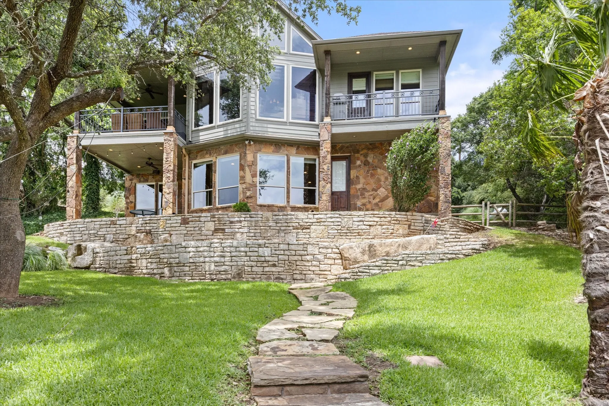 Single Family Residence For Sale in Hood County , 1101 Hidden Cove Trail, Granbury, Texas 76049, 5 Bedroom, 6 Bathroom, 2 Garage spaces, 4,157 Sqft, built in 2006, mls#21320167, Real Estate Agent in Granbury, Homes For Sale in Hood county, Homes For Sale in Granbury, Realtor in Granbury Texas, Real Estate Brokerage Independent Realty Texas, Luminita Cordes Realtor