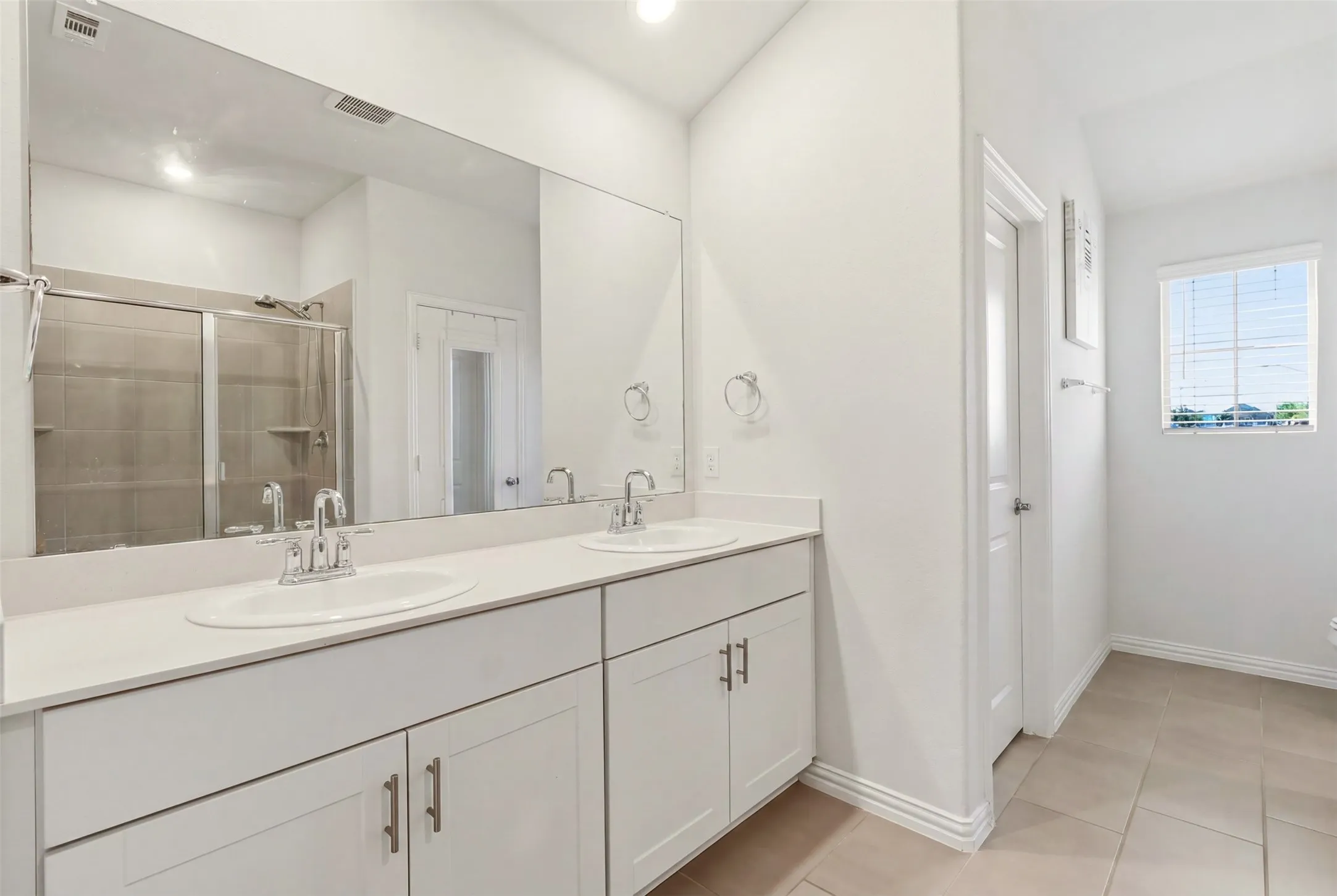 Single Family Residence For Sale in Tarrant County , 10529 Smiths Bend Road, Fort Worth, Texas 76126, 3 Bedroom, 3 Bathroom, 2 Garage spaces, 2,128 Sqft, built in 2021, mls#21326544, Real Estate Agent in Fort Worth, Homes For Sale in Tarrant county, Homes For Sale in Fort Worth, Realtor in Fort Worth Texas, Real Estate Brokerage Independent Realty Texas, Luminita Cordes Realtor