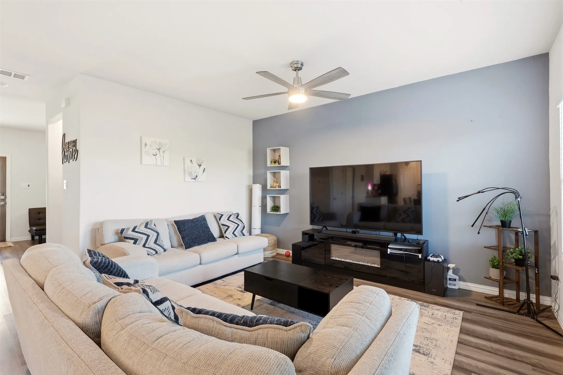 Single Family Residence For Sale in Tarrant County , 10529 Smiths Bend Road, Fort Worth, Texas 76126, 3 Bedroom, 3 Bathroom, 2 Garage spaces, 2,128 Sqft, built in 2021, mls#21326544, Real Estate Agent in Fort Worth, Homes For Sale in Tarrant county, Homes For Sale in Fort Worth, Realtor in Fort Worth Texas, Real Estate Brokerage Independent Realty Texas, Luminita Cordes Realtor