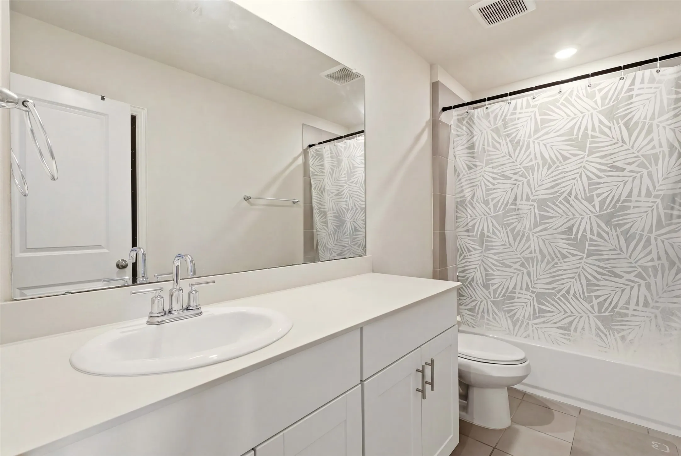 Single Family Residence For Sale in Tarrant County , 10529 Smiths Bend Road, Fort Worth, Texas 76126, 3 Bedroom, 3 Bathroom, 2 Garage spaces, 2,128 Sqft, built in 2021, mls#21326544, Real Estate Agent in Fort Worth, Homes For Sale in Tarrant county, Homes For Sale in Fort Worth, Realtor in Fort Worth Texas, Real Estate Brokerage Independent Realty Texas, Luminita Cordes Realtor
