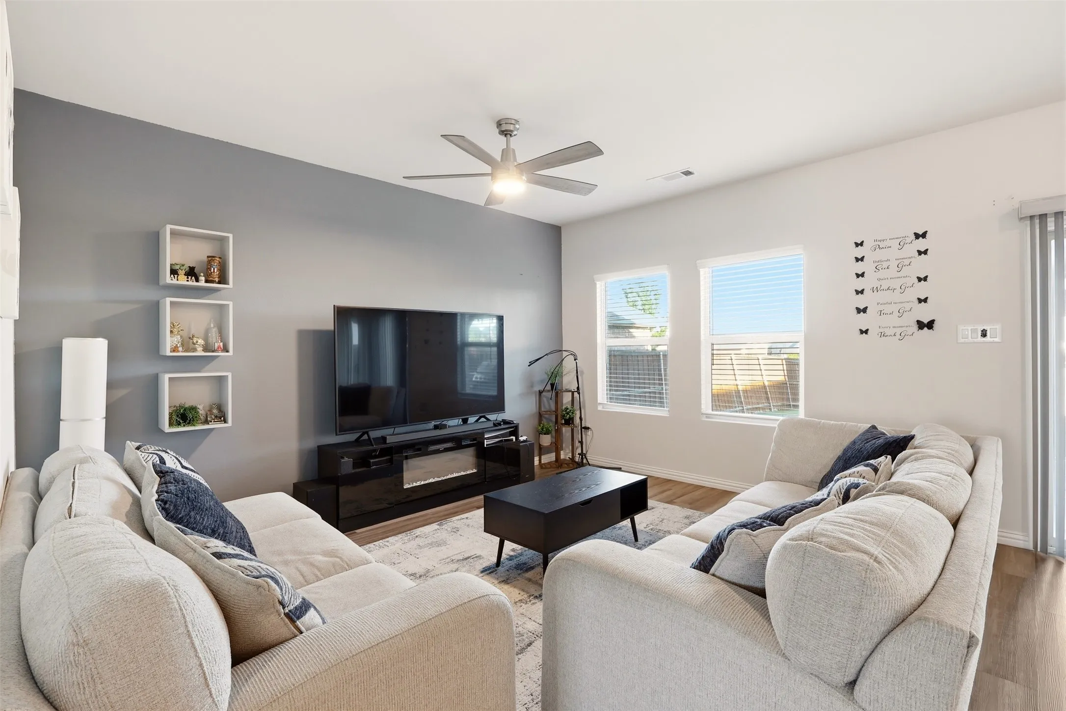 Single Family Residence For Sale in Tarrant County , 10529 Smiths Bend Road, Fort Worth, Texas 76126, 3 Bedroom, 3 Bathroom, 2 Garage spaces, 2,128 Sqft, built in 2021, mls#21326544, Real Estate Agent in Fort Worth, Homes For Sale in Tarrant county, Homes For Sale in Fort Worth, Realtor in Fort Worth Texas, Real Estate Brokerage Independent Realty Texas, Luminita Cordes Realtor