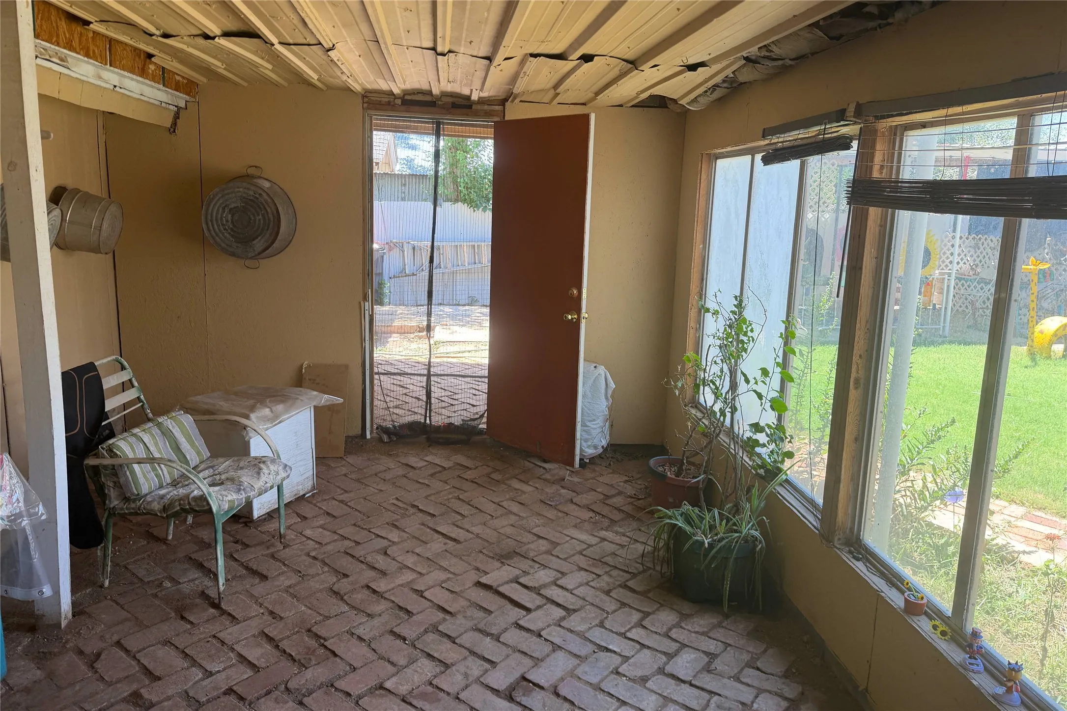 Single Family Residence For Sale in Cottle County , 908 15th Street, Paducah, Texas 79248, 3 Bedroom, 3 Bathroom, Garage spaces, 2,024 Sqft, built in 1960, mls#21327863, Real Estate Agent in Paducah, Homes For Sale in Cottle county, Homes For Sale in Paducah, Realtor in Paducah Texas, Real Estate Brokerage Independent Realty Texas, Luminita Cordes Realtor