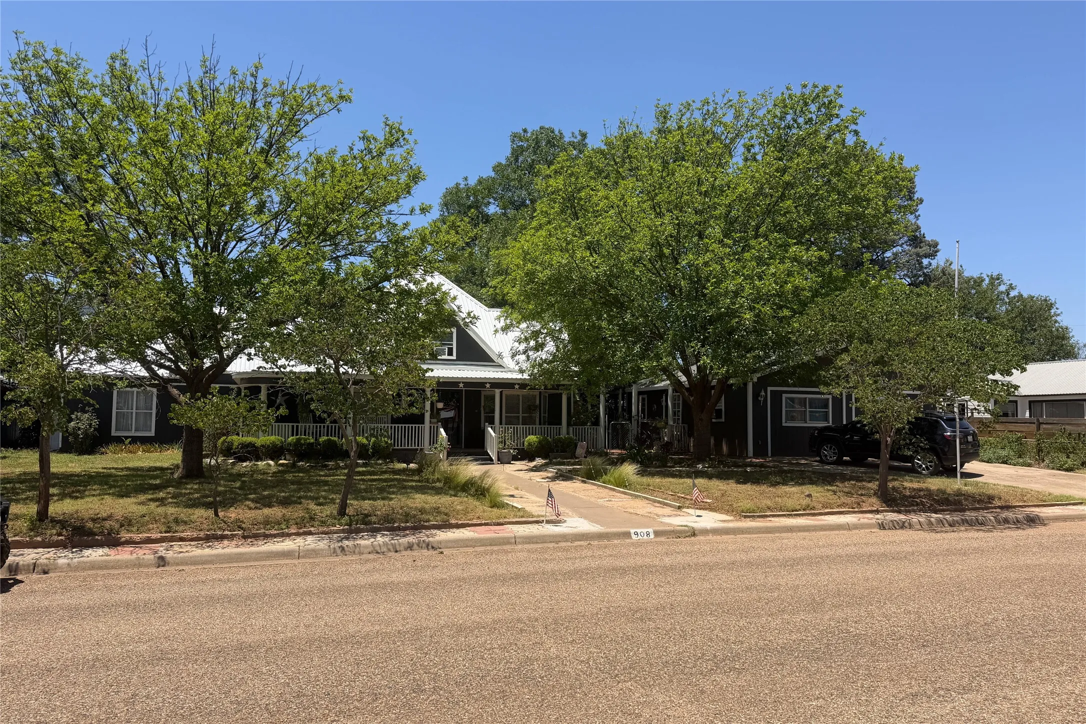 Single Family Residence For Sale in Cottle County , 908 15th Street, Paducah, Texas 79248, 3 Bedroom, 3 Bathroom, Garage spaces, 2,024 Sqft, built in 1960, mls#21327863, Real Estate Agent in Paducah, Homes For Sale in Cottle county, Homes For Sale in Paducah, Realtor in Paducah Texas, Real Estate Brokerage Independent Realty Texas, Luminita Cordes Realtor