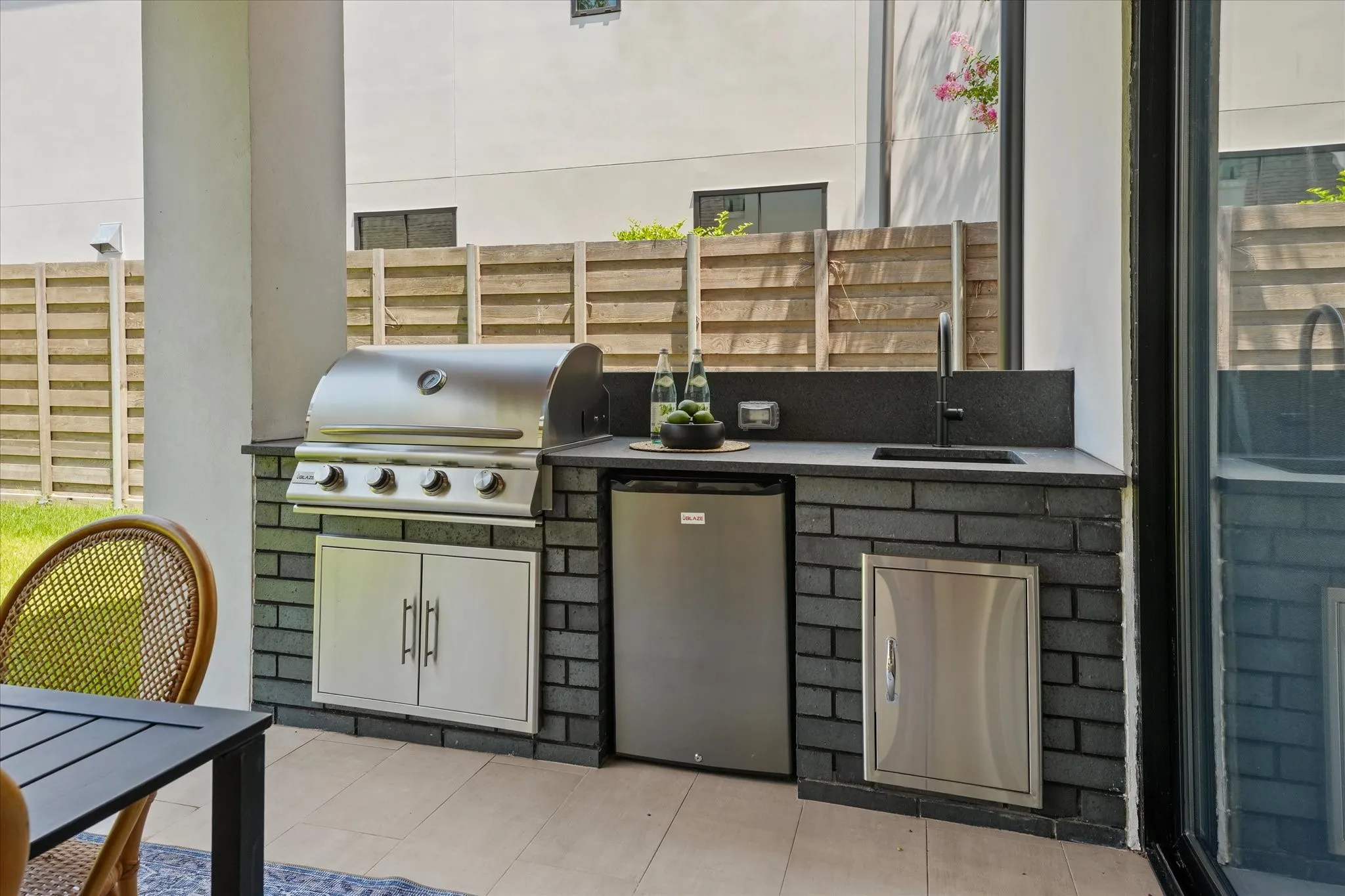Built-in outdoor kitchen