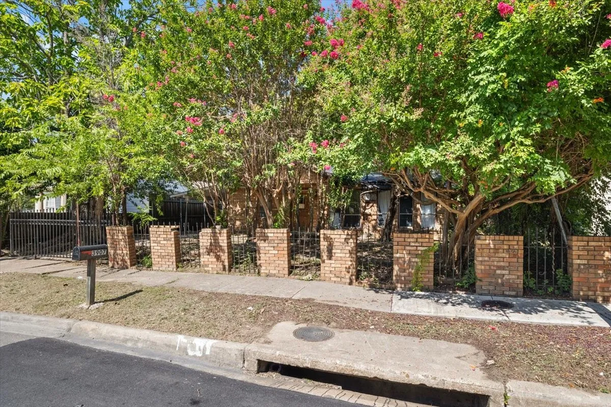Single Family Residence For Sale in Dallas County , 3907 Odessa Street, Dallas, Texas 75212, 3 Bedroom, 2 Bathroom, Garage spaces, 1,260 Sqft, built in 1946, mls#21326658, Real Estate Agent in Dallas, Homes For Sale in Dallas county, Homes For Sale in Dallas, Realtor in Dallas Texas, Real Estate Brokerage Independent Realty Texas, Luminita Cordes Realtor