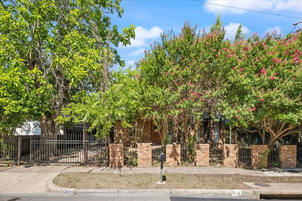 Single Family Residence For Sale in Dallas County , 3907 Odessa Street, Dallas, Texas 75212, 3 Bedroom, 2 Bathroom, Garage spaces, 1,260 Sqft, built in 1946, mls#21326658, Real Estate Agent in Dallas, Homes For Sale in Dallas county, Homes For Sale in Dallas, Realtor in Dallas Texas, Real Estate Brokerage Independent Realty Texas, Luminita Cordes Realtor