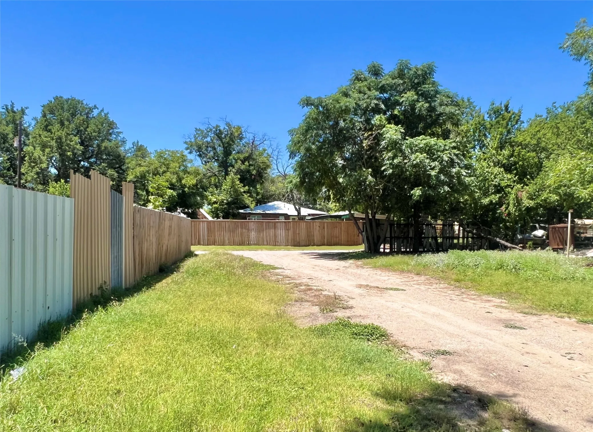 Rear driveway/parking