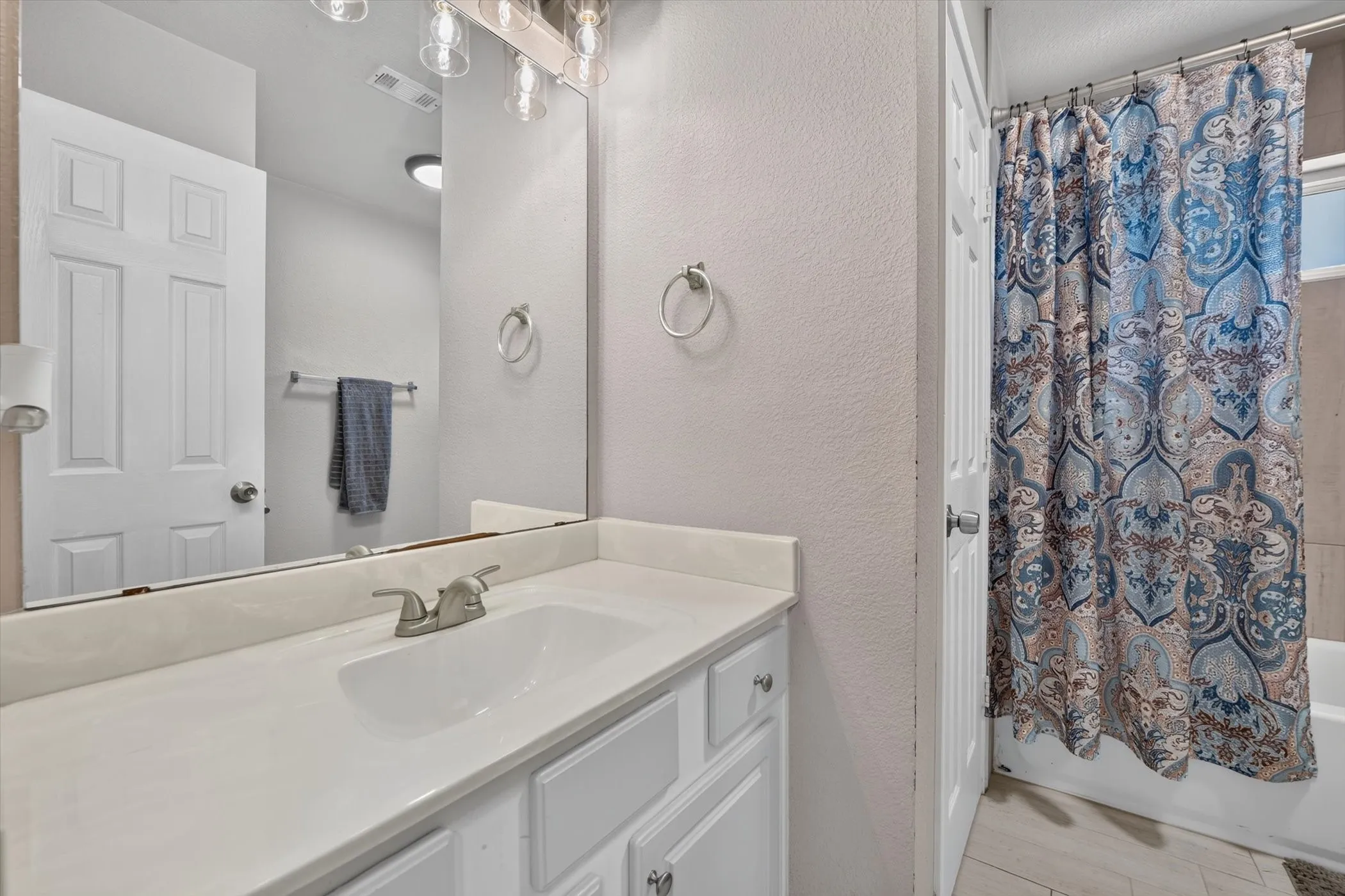 Single Family Residence For Sale in Denton County , 6217 Apache Drive, The Colony, Texas 75056, 4 Bedroom, 3 Bathroom, 2 Garage spaces, 2,139 Sqft, built in 2001, mls#21327865, Real Estate Agent in The Colony, Homes For Sale in Denton county, Homes For Sale in The Colony, Realtor in The Colony Texas, Real Estate Brokerage Independent Realty Texas, Luminita Cordes Realtor