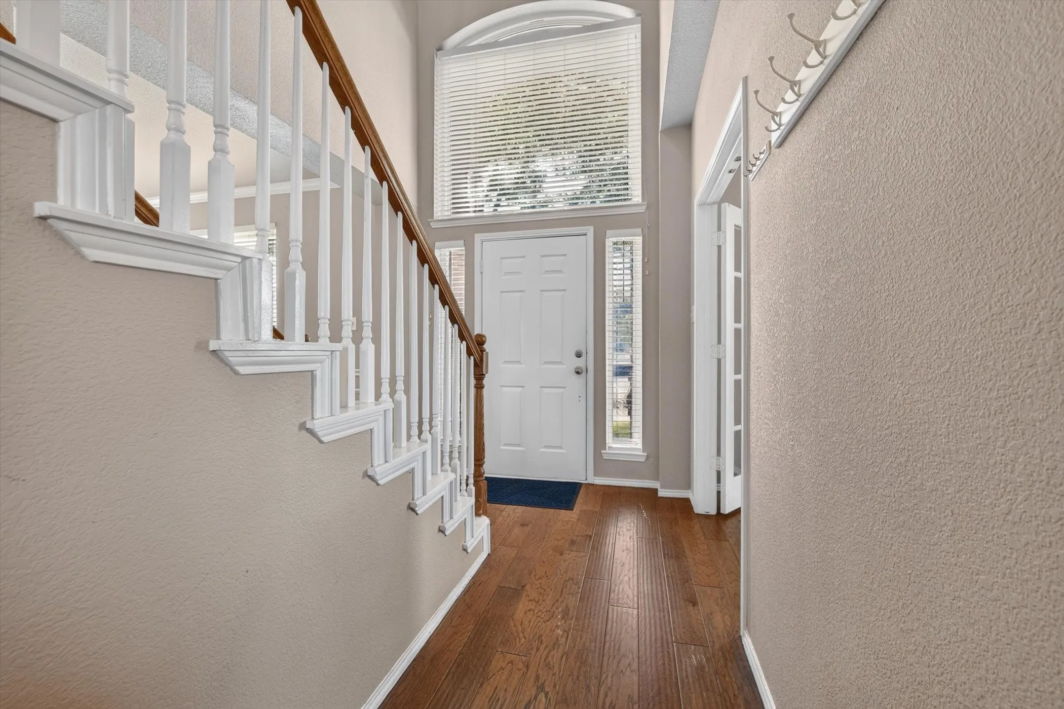 Single Family Residence For Sale in Denton County , 6217 Apache Drive, The Colony, Texas 75056, 4 Bedroom, 3 Bathroom, 2 Garage spaces, 2,139 Sqft, built in 2001, mls#21327865, Real Estate Agent in The Colony, Homes For Sale in Denton county, Homes For Sale in The Colony, Realtor in The Colony Texas, Real Estate Brokerage Independent Realty Texas, Luminita Cordes Realtor