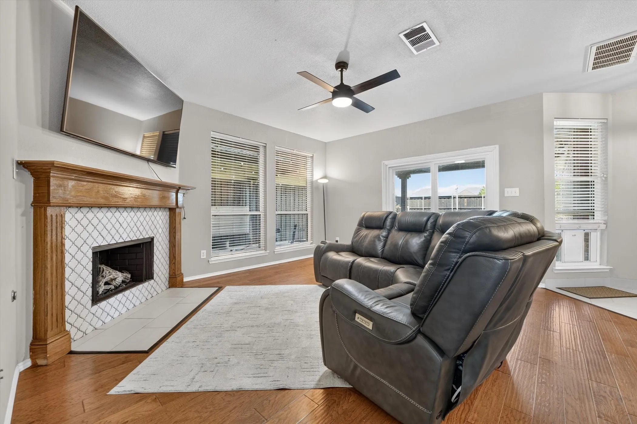 Single Family Residence For Sale in Denton County , 6217 Apache Drive, The Colony, Texas 75056, 4 Bedroom, 3 Bathroom, 2 Garage spaces, 2,139 Sqft, built in 2001, mls#21327865, Real Estate Agent in The Colony, Homes For Sale in Denton county, Homes For Sale in The Colony, Realtor in The Colony Texas, Real Estate Brokerage Independent Realty Texas, Luminita Cordes Realtor
