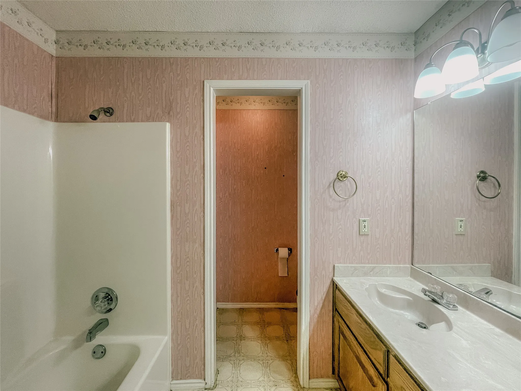 Single Family Residence For Sale in Tarrant County , 1312 Rio Grande Drive, Benbrook, Texas 76126, 4 Bedroom, 3 Bathroom, 2 Garage spaces, 3,055 Sqft, built in 1990, mls#21327218, Real Estate Agent in Benbrook, Homes For Sale in Tarrant county, Homes For Sale in Benbrook, Realtor in Benbrook Texas, Real Estate Brokerage Independent Realty Texas, Luminita Cordes Realtor