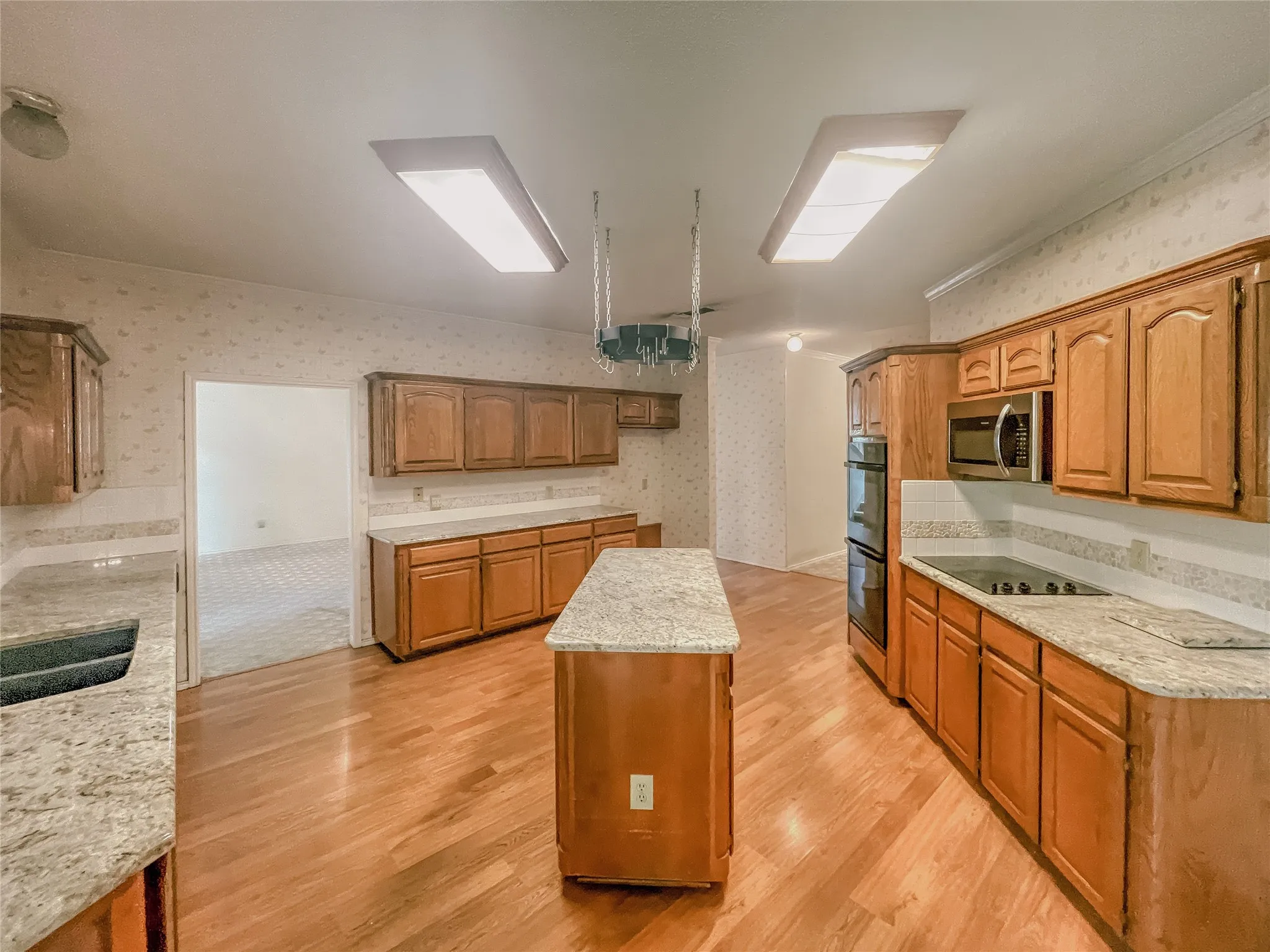 Single Family Residence For Sale in Tarrant County , 1312 Rio Grande Drive, Benbrook, Texas 76126, 4 Bedroom, 3 Bathroom, 2 Garage spaces, 3,055 Sqft, built in 1990, mls#21327218, Real Estate Agent in Benbrook, Homes For Sale in Tarrant county, Homes For Sale in Benbrook, Realtor in Benbrook Texas, Real Estate Brokerage Independent Realty Texas, Luminita Cordes Realtor