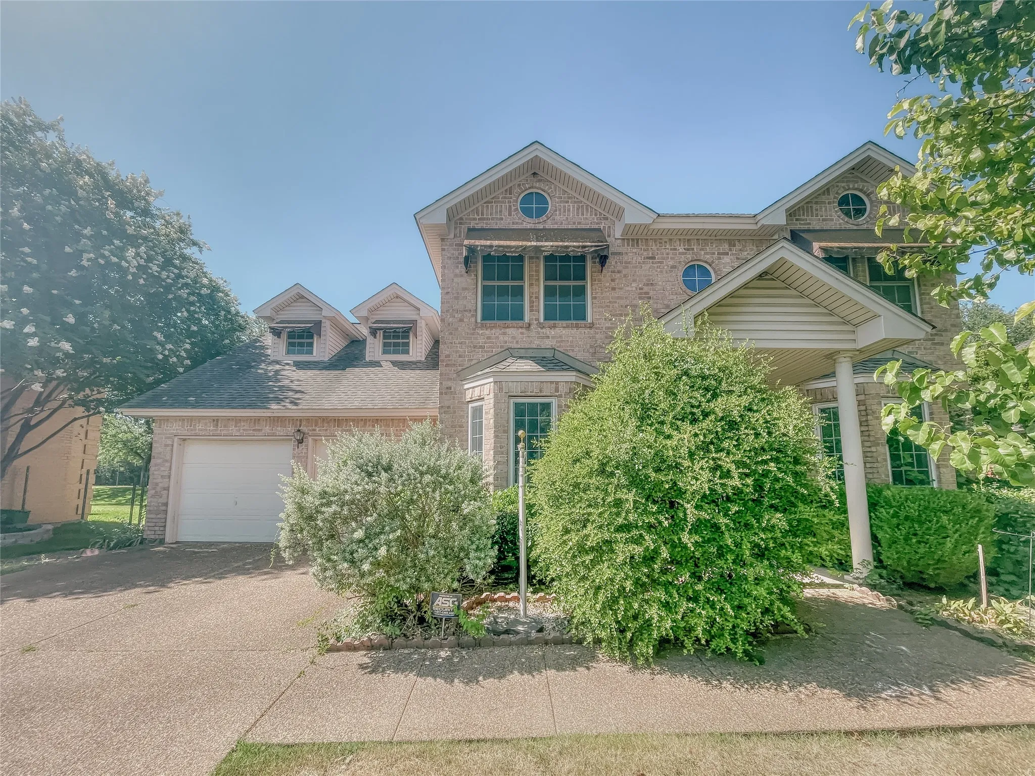Single Family Residence For Sale in Tarrant County , 1312 Rio Grande Drive, Benbrook, Texas 76126, 4 Bedroom, 3 Bathroom, 2 Garage spaces, 3,055 Sqft, built in 1990, mls#21327218, Real Estate Agent in Benbrook, Homes For Sale in Tarrant county, Homes For Sale in Benbrook, Realtor in Benbrook Texas, Real Estate Brokerage Independent Realty Texas, Luminita Cordes Realtor