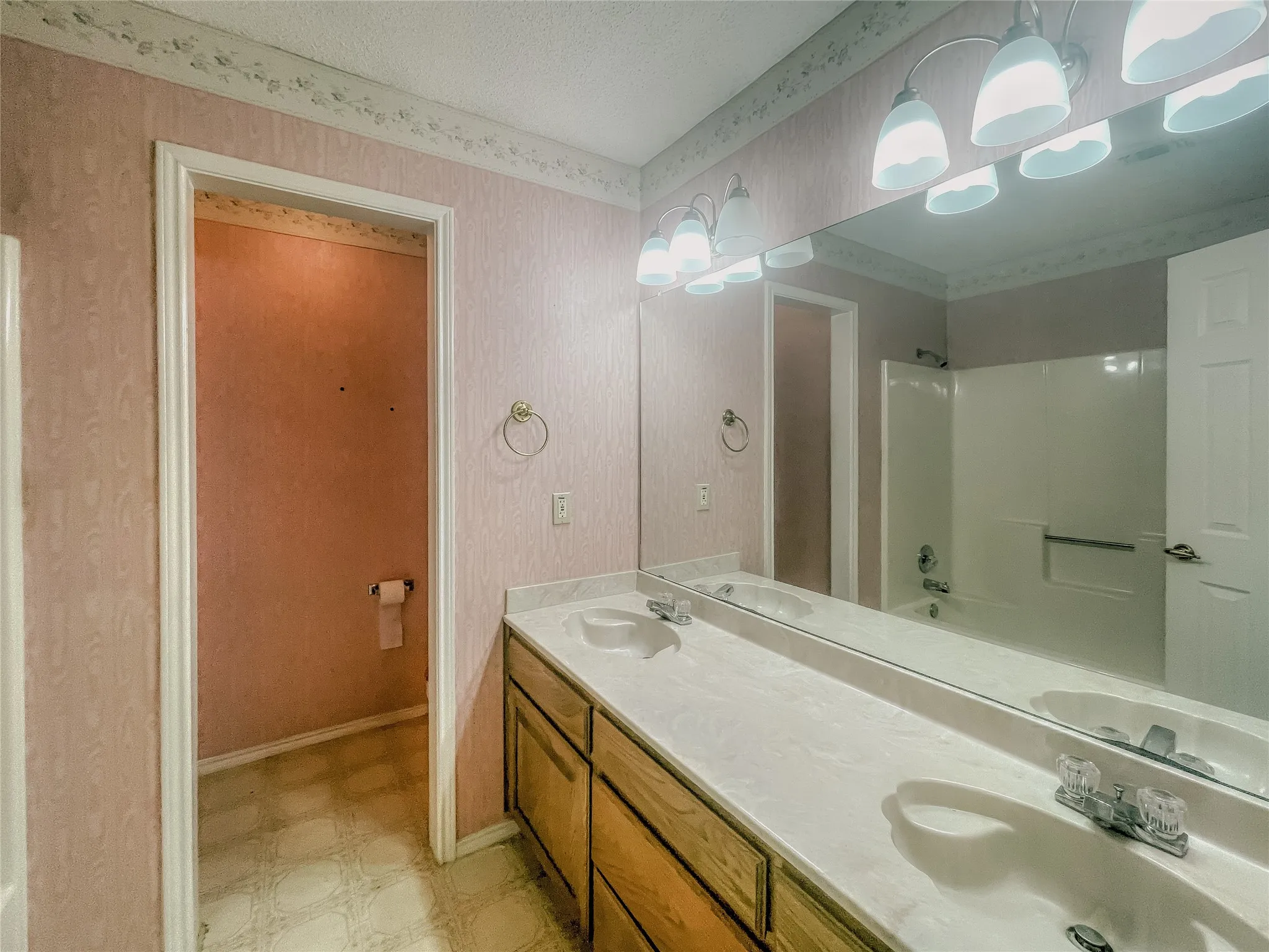Single Family Residence For Sale in Tarrant County , 1312 Rio Grande Drive, Benbrook, Texas 76126, 4 Bedroom, 3 Bathroom, 2 Garage spaces, 3,055 Sqft, built in 1990, mls#21327218, Real Estate Agent in Benbrook, Homes For Sale in Tarrant county, Homes For Sale in Benbrook, Realtor in Benbrook Texas, Real Estate Brokerage Independent Realty Texas, Luminita Cordes Realtor