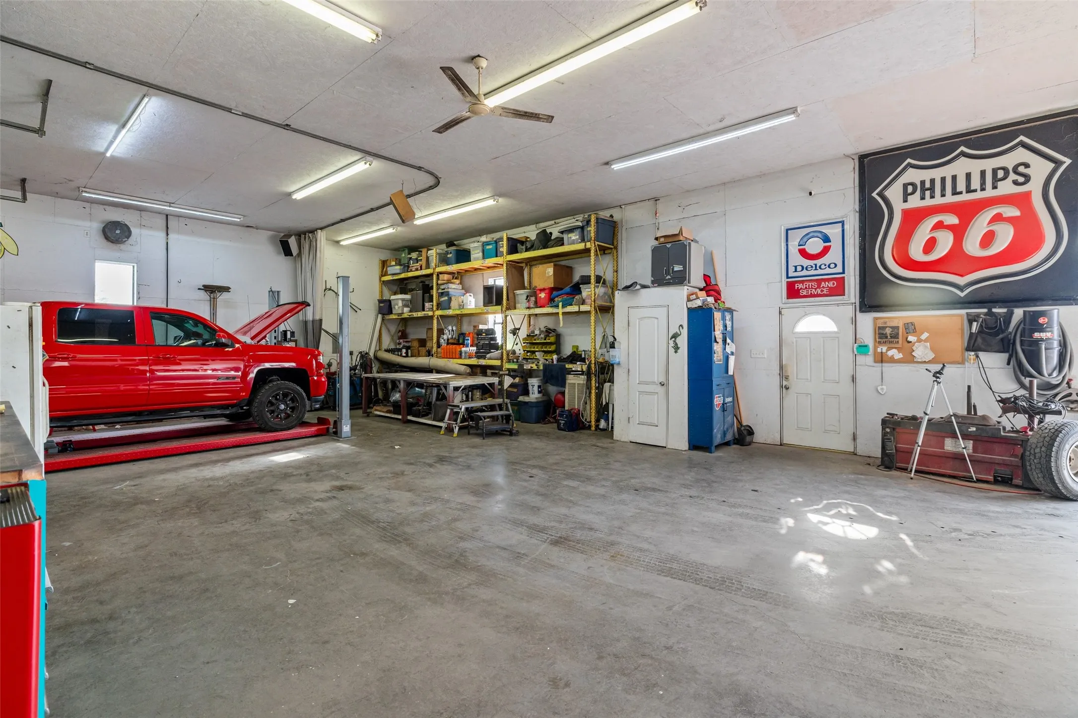 40 x 60 Garage featuring a workshop area.