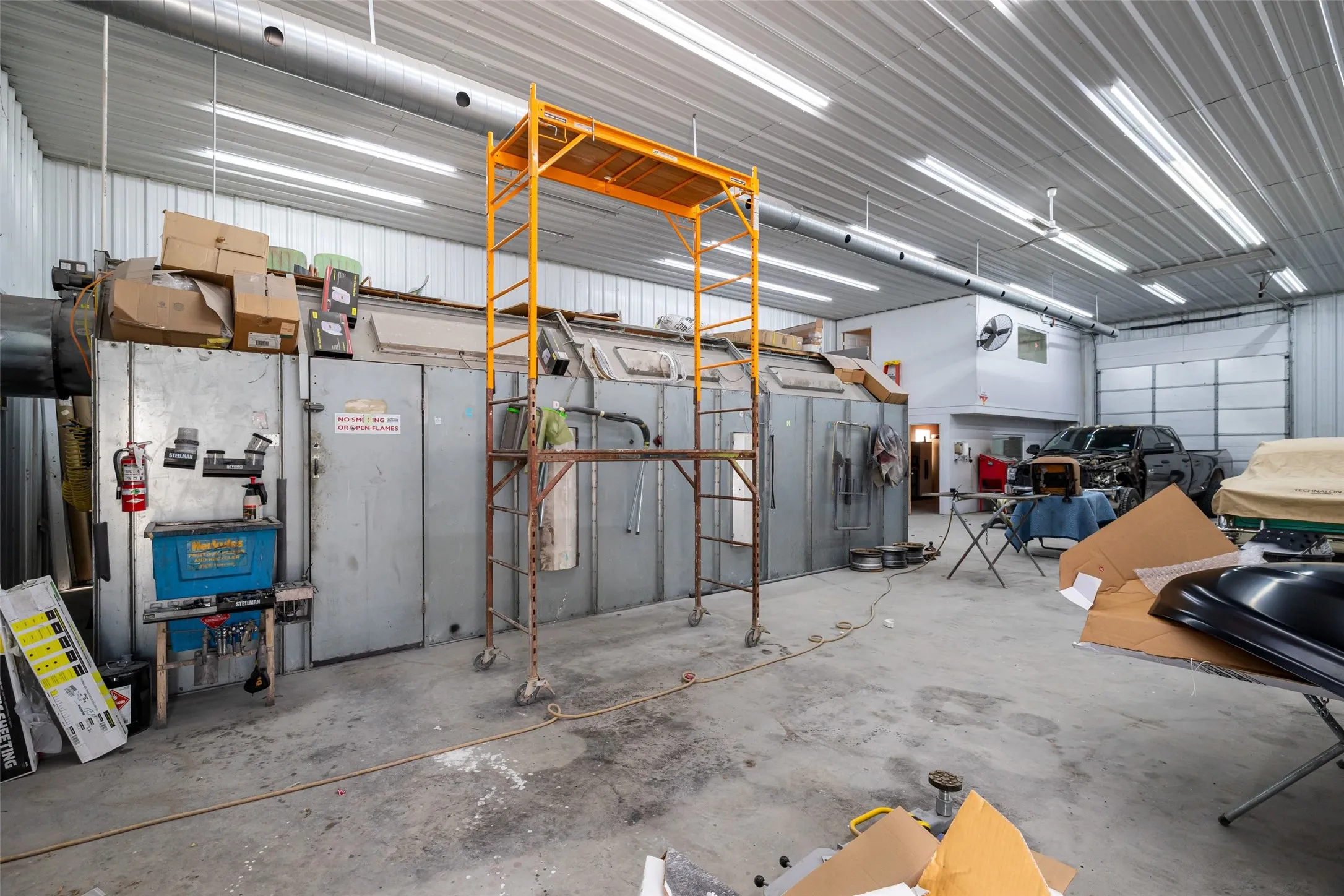 40 x 70 Building has single phase 200 amp electrical power.