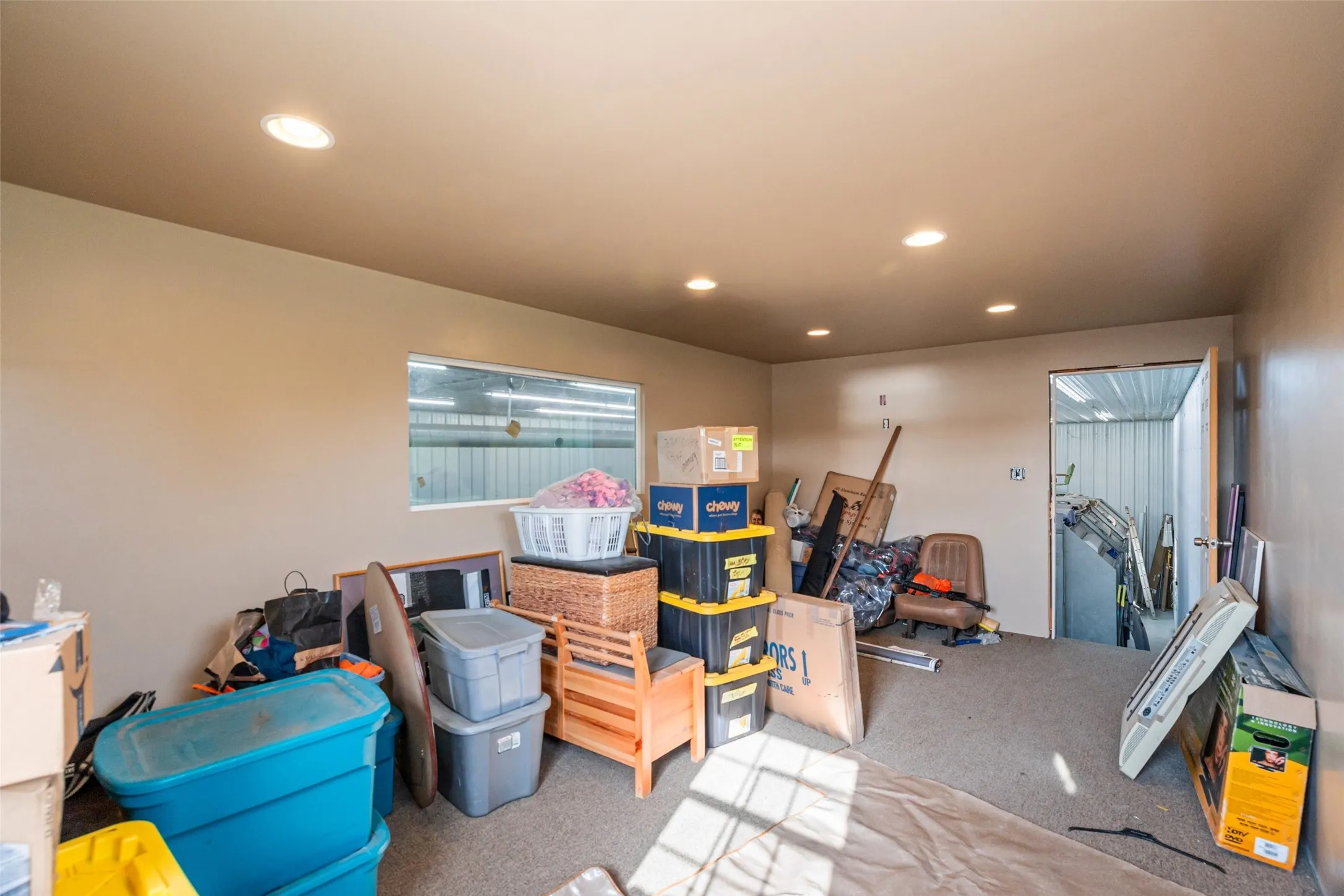 Multi-purpose room - great for offices or show rooms.