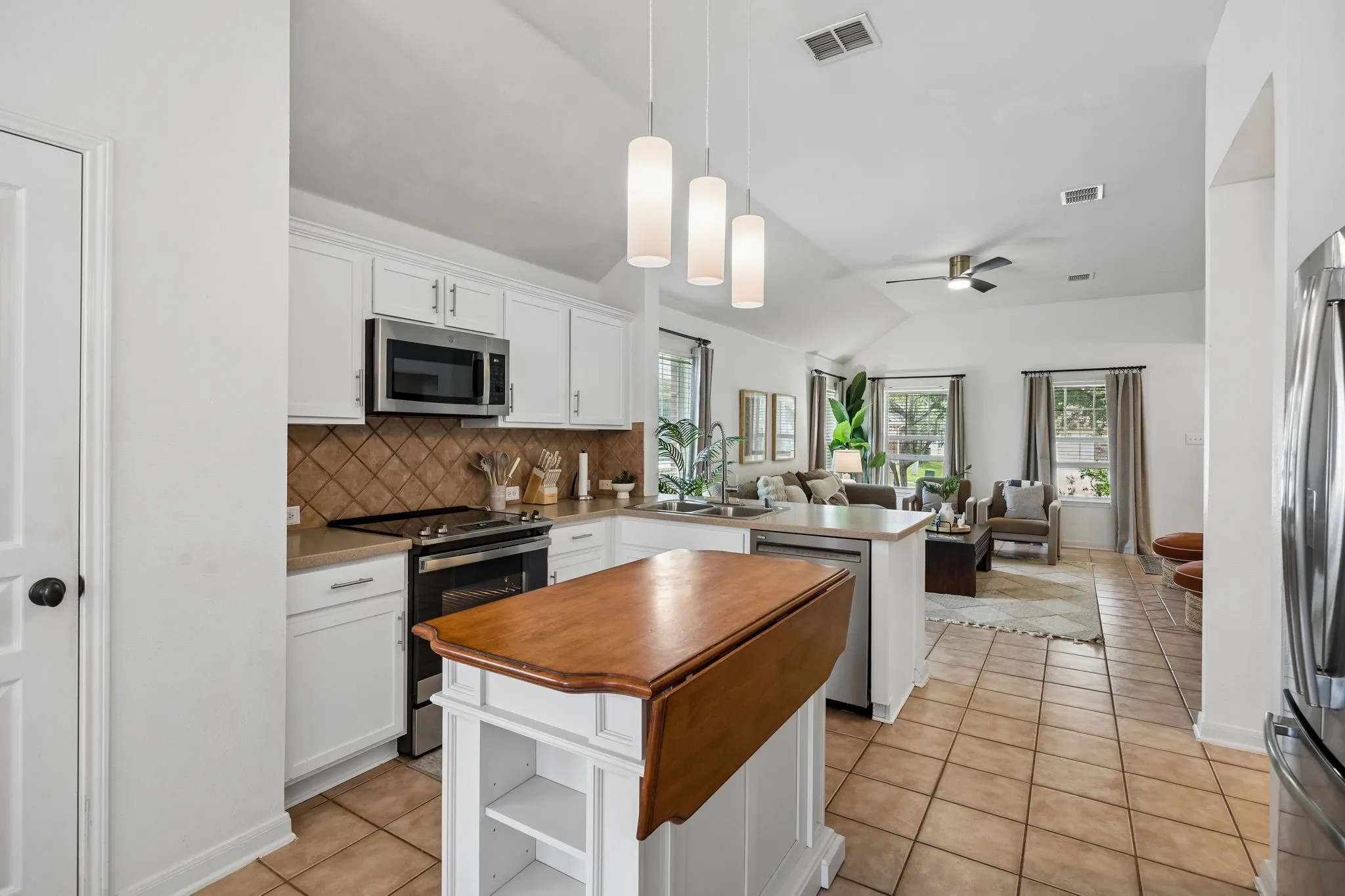 The seamless flow of the living to the kitchen make this space
all about connection.