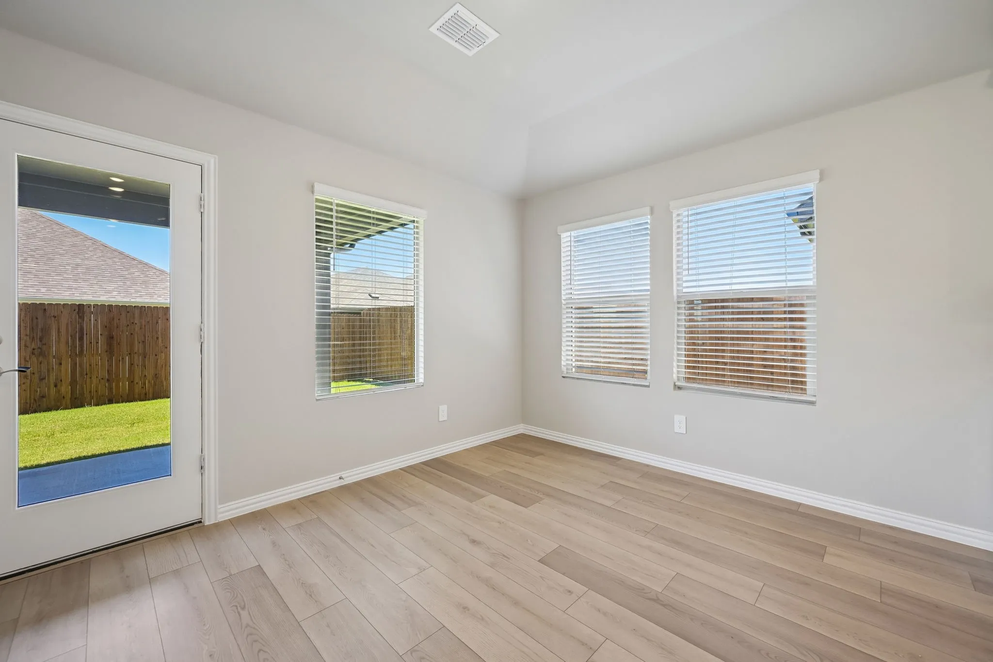  Photo is not of the actual home, but is an inspirational photo of builder’s model home and may depict options, furnishings, and/or decorator features that are not included.
