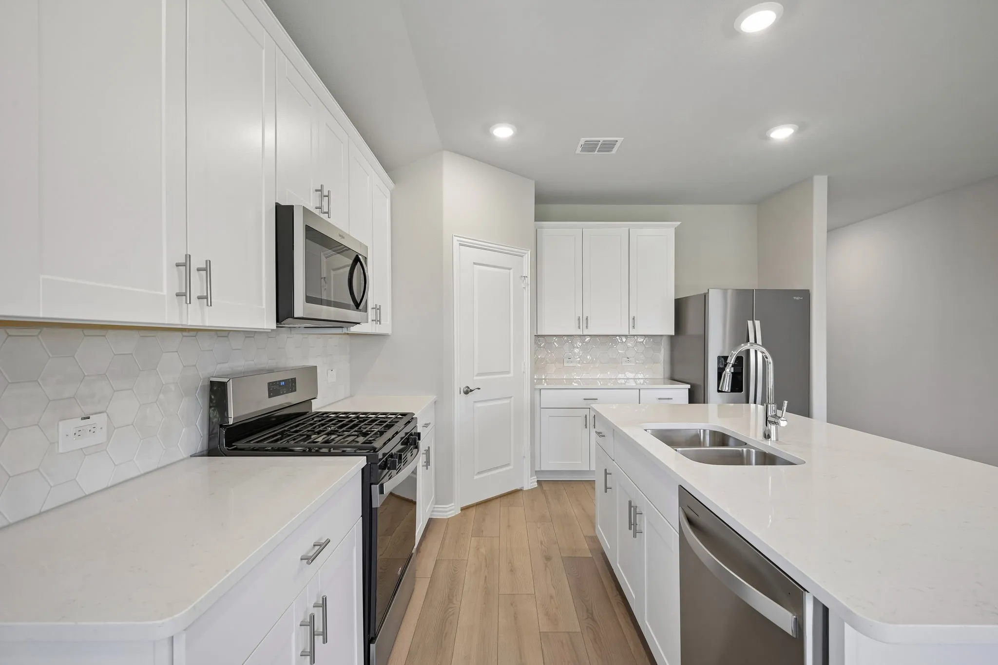  Photo is not of the actual home, but is an inspirational photo of builder’s model home and may depict options, furnishings, and/or decorator features that are not included.
