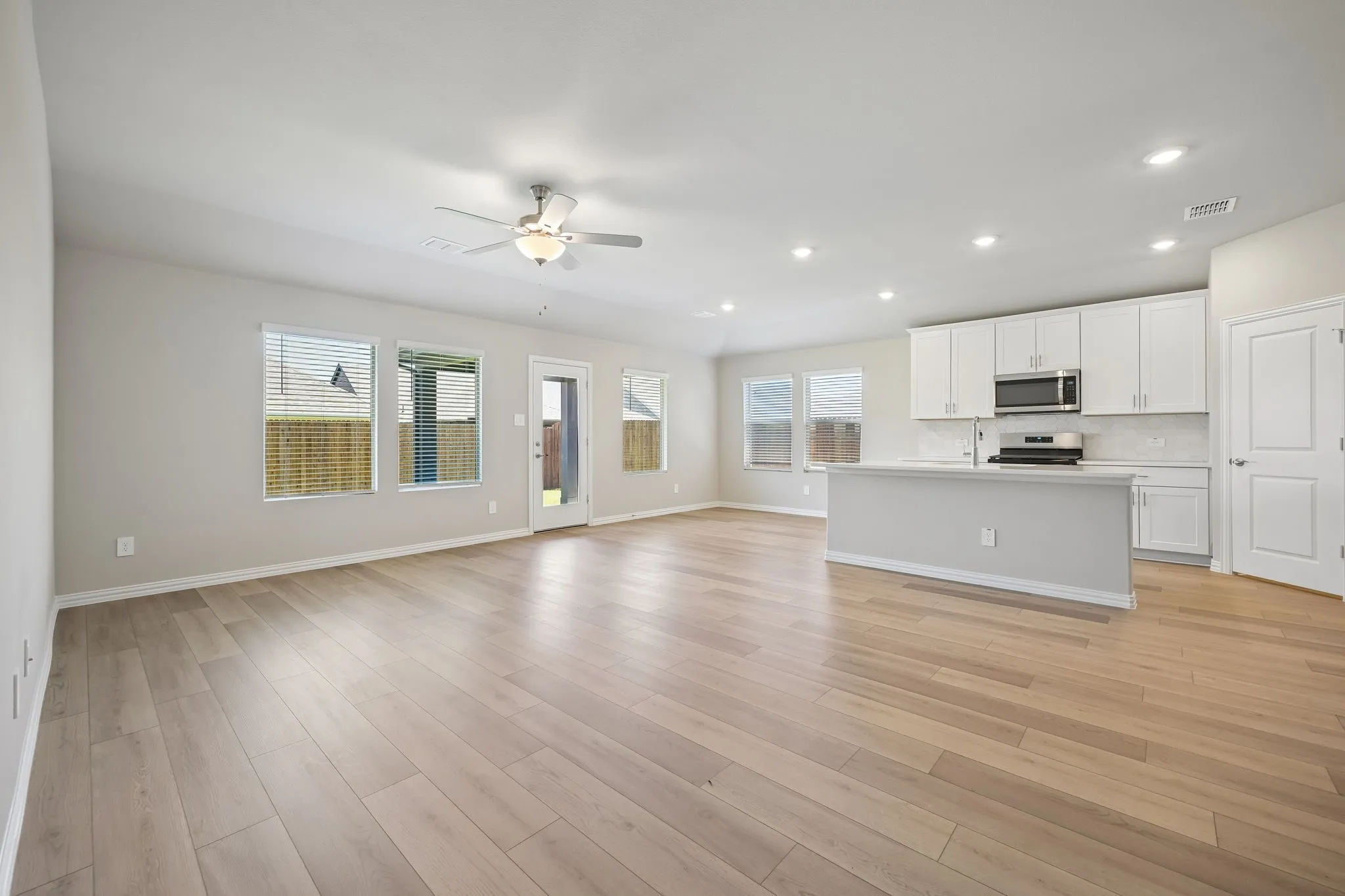  Photo is not of the actual home, but is an inspirational photo of builder’s model home and may depict options, furnishings, and/or decorator features that are not included.
