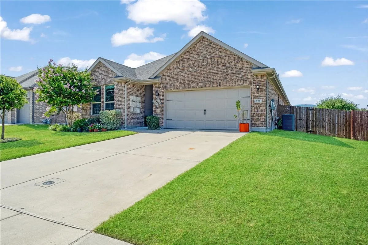 Single Family Residence For Sale in Grayson County , 505 Vawter Drive, Van Alstyne, Texas 75495, 4 Bedroom, 2 Bathroom, 2 Garage spaces, 1,818 Sqft, built in 2021, mls#21321075, Real Estate Agent in Van Alstyne, Homes For Sale in Grayson county, Homes For Sale in Van Alstyne, Realtor in Van Alstyne Texas, Real Estate Brokerage Independent Realty Texas, Luminita Cordes Realtor