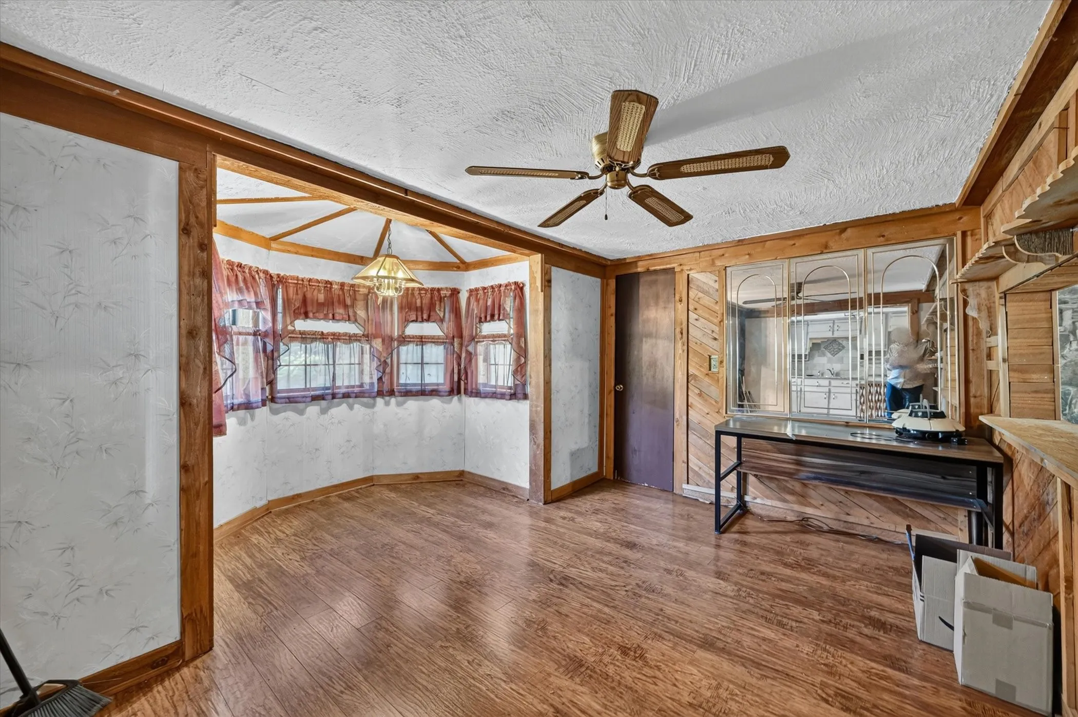 Single Family Residence For Sale in Johnson County , 6709 County Road 527, Burleson, Texas 76028, 3 Bedroom, 2 Bathroom, 2 Garage spaces, 1,540 Sqft, built in 1974, mls#21326567, Real Estate Agent in Burleson, Homes For Sale in Johnson county, Homes For Sale in Burleson, Realtor in Burleson Texas, Real Estate Brokerage Independent Realty Texas, Luminita Cordes Realtor