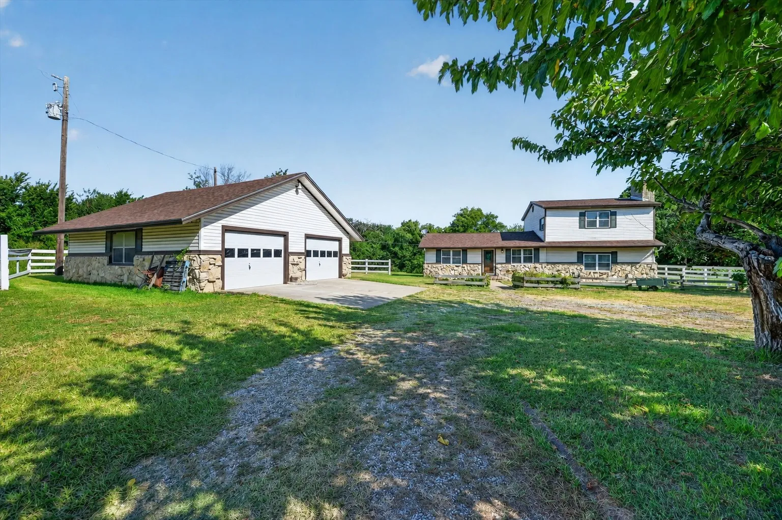Single Family Residence For Sale in Johnson County , 6709 County Road 527, Burleson, Texas 76028, 3 Bedroom, 2 Bathroom, 2 Garage spaces, 1,540 Sqft, built in 1974, mls#21326567, Real Estate Agent in Burleson, Homes For Sale in Johnson county, Homes For Sale in Burleson, Realtor in Burleson Texas, Real Estate Brokerage Independent Realty Texas, Luminita Cordes Realtor
