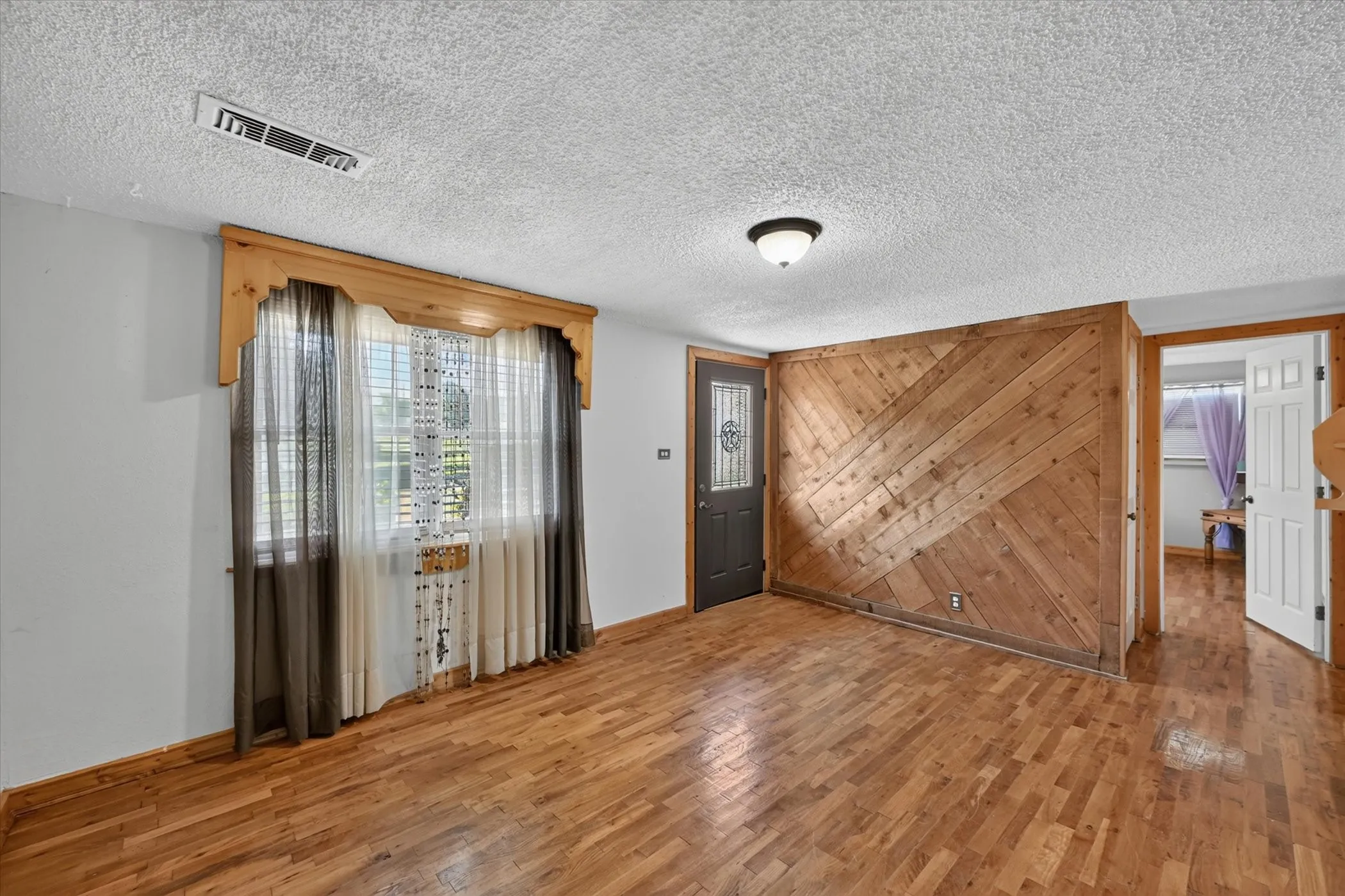 Single Family Residence For Sale in Johnson County , 6709 County Road 527, Burleson, Texas 76028, 3 Bedroom, 2 Bathroom, 2 Garage spaces, 1,540 Sqft, built in 1974, mls#21326567, Real Estate Agent in Burleson, Homes For Sale in Johnson county, Homes For Sale in Burleson, Realtor in Burleson Texas, Real Estate Brokerage Independent Realty Texas, Luminita Cordes Realtor