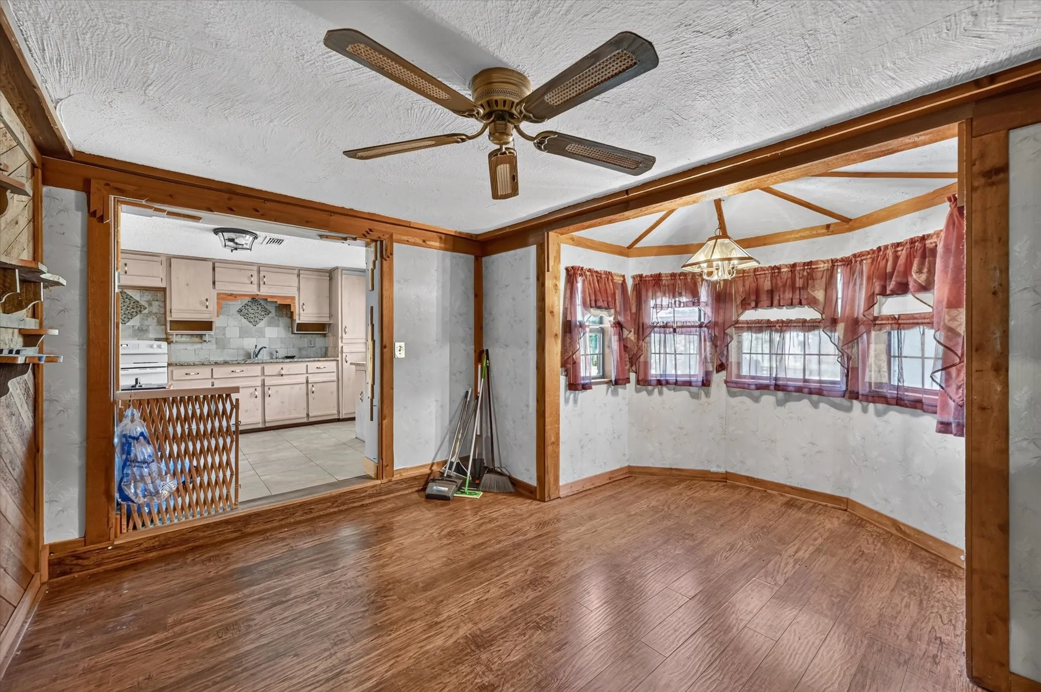 Single Family Residence For Sale in Johnson County , 6709 County Road 527, Burleson, Texas 76028, 3 Bedroom, 2 Bathroom, 2 Garage spaces, 1,540 Sqft, built in 1974, mls#21326567, Real Estate Agent in Burleson, Homes For Sale in Johnson county, Homes For Sale in Burleson, Realtor in Burleson Texas, Real Estate Brokerage Independent Realty Texas, Luminita Cordes Realtor