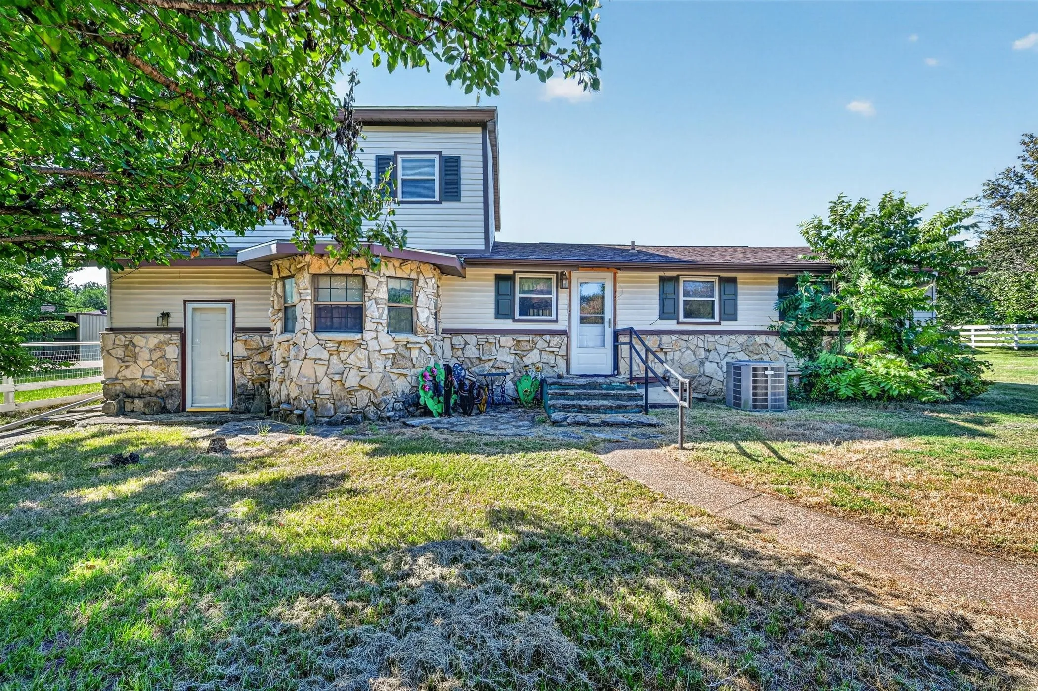 Single Family Residence For Sale in Johnson County , 6709 County Road 527, Burleson, Texas 76028, 3 Bedroom, 2 Bathroom, 2 Garage spaces, 1,540 Sqft, built in 1974, mls#21326567, Real Estate Agent in Burleson, Homes For Sale in Johnson county, Homes For Sale in Burleson, Realtor in Burleson Texas, Real Estate Brokerage Independent Realty Texas, Luminita Cordes Realtor