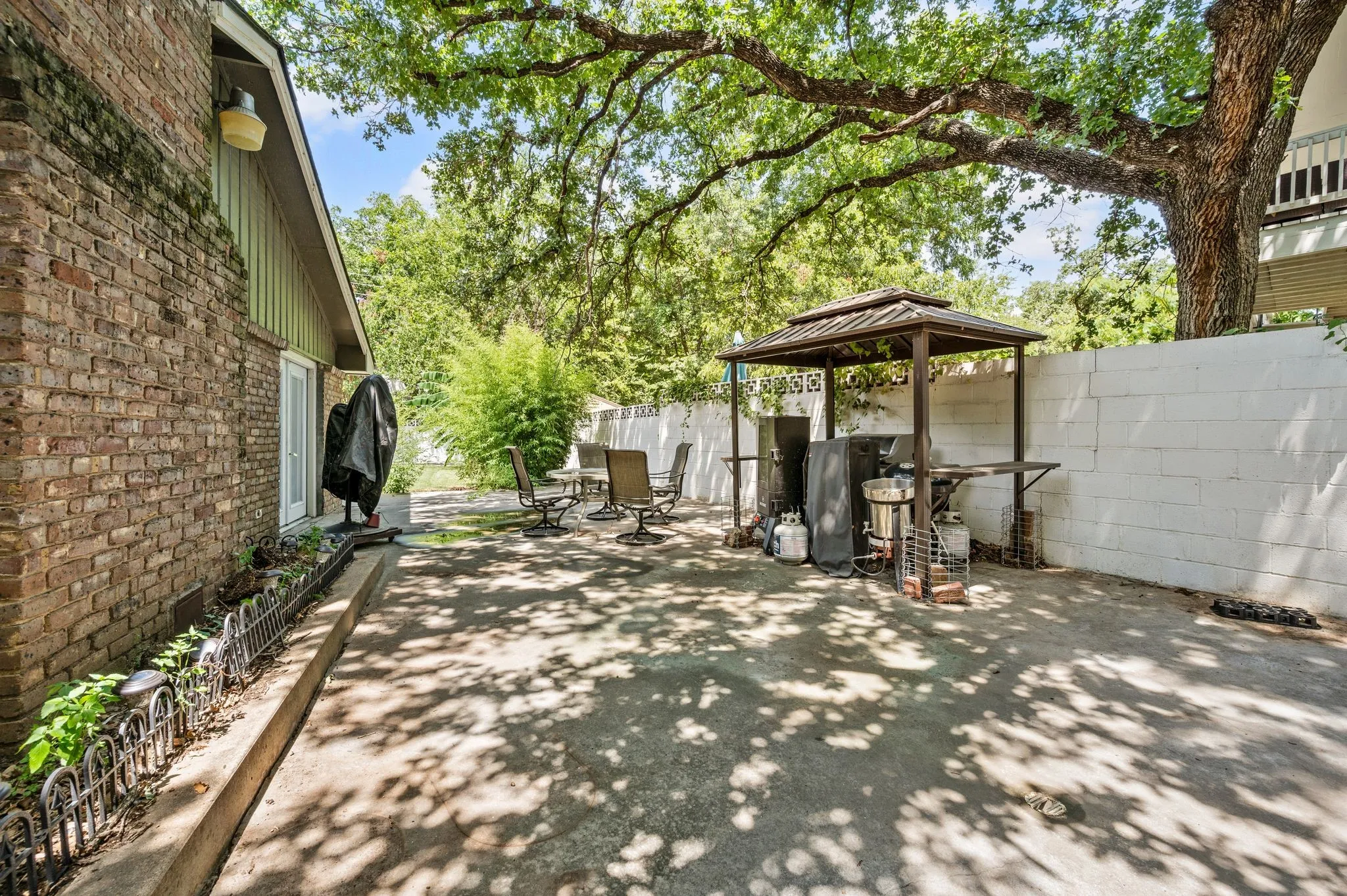 Single Family Residence For Sale in Tarrant County , 4104 Linkwood Drive, Euless, Texas 76040, 4 Bedroom, 3 Bathroom, 2 Garage spaces, 2,680 Sqft, built in 1963, mls#21327949, Real Estate Agent in Euless, Homes For Sale in Tarrant county, Homes For Sale in Euless, Realtor in Euless Texas, Real Estate Brokerage Independent Realty Texas, Luminita Cordes Realtor