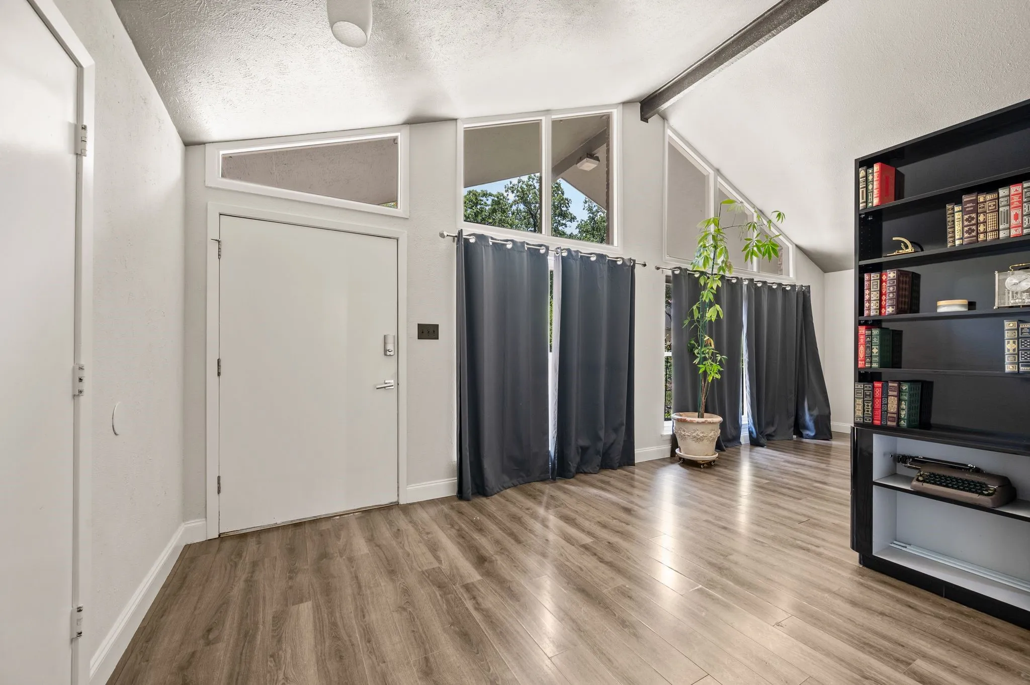 Single Family Residence For Sale in Tarrant County , 4104 Linkwood Drive, Euless, Texas 76040, 4 Bedroom, 3 Bathroom, 2 Garage spaces, 2,680 Sqft, built in 1963, mls#21327949, Real Estate Agent in Euless, Homes For Sale in Tarrant county, Homes For Sale in Euless, Realtor in Euless Texas, Real Estate Brokerage Independent Realty Texas, Luminita Cordes Realtor
