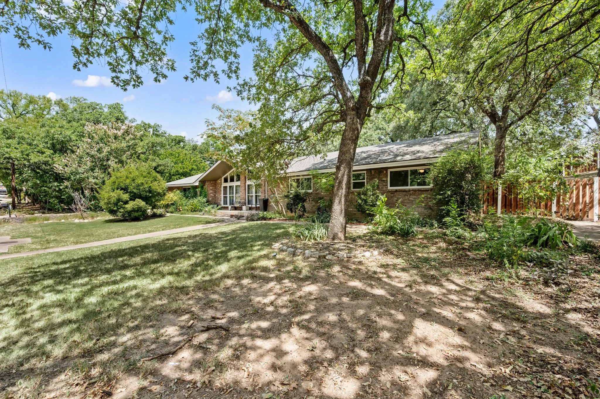 Single Family Residence For Sale in Tarrant County , 4104 Linkwood Drive, Euless, Texas 76040, 4 Bedroom, 3 Bathroom, 2 Garage spaces, 2,680 Sqft, built in 1963, mls#21327949, Real Estate Agent in Euless, Homes For Sale in Tarrant county, Homes For Sale in Euless, Realtor in Euless Texas, Real Estate Brokerage Independent Realty Texas, Luminita Cordes Realtor
