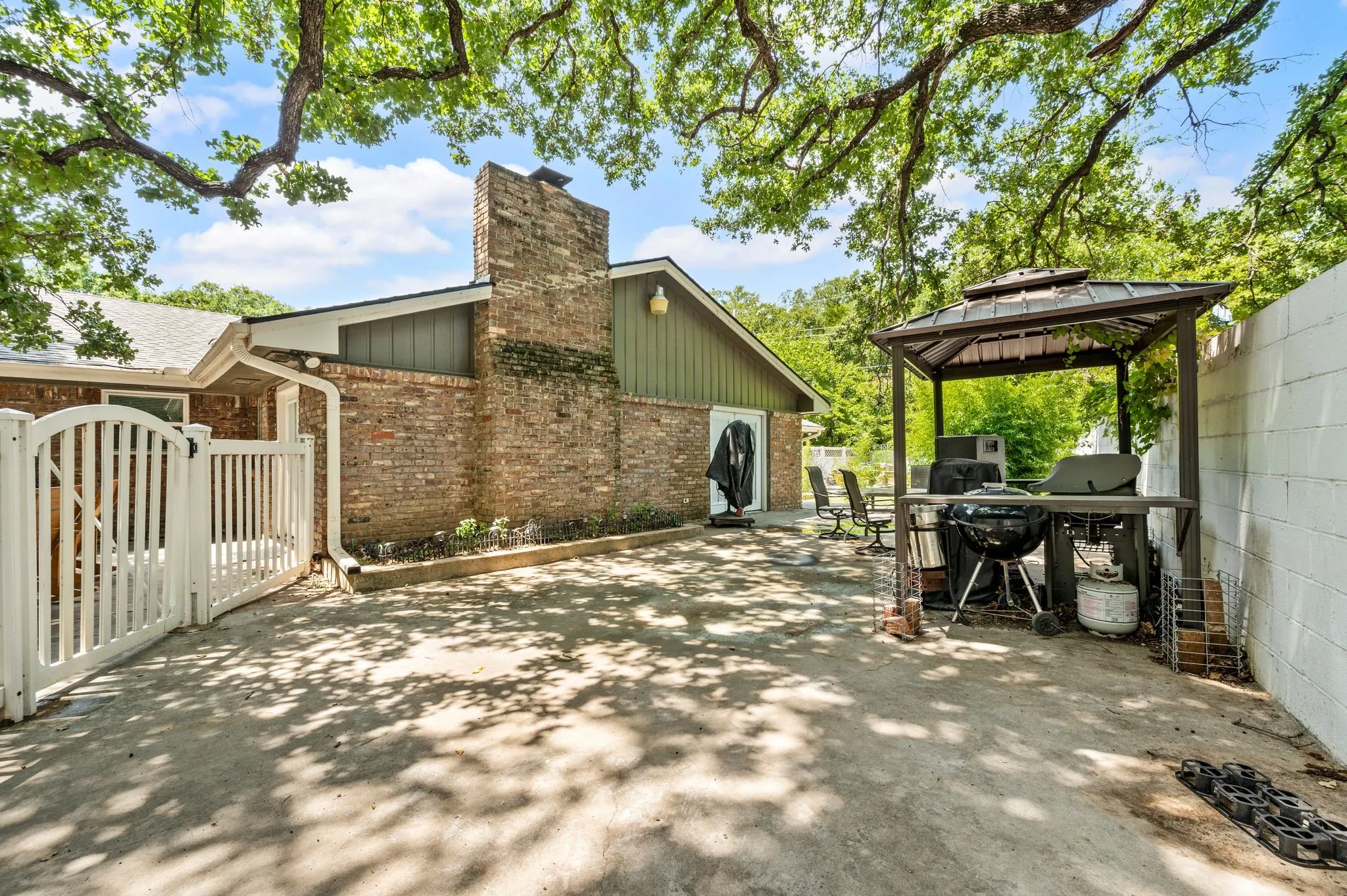 Single Family Residence For Sale in Tarrant County , 4104 Linkwood Drive, Euless, Texas 76040, 4 Bedroom, 3 Bathroom, 2 Garage spaces, 2,680 Sqft, built in 1963, mls#21327949, Real Estate Agent in Euless, Homes For Sale in Tarrant county, Homes For Sale in Euless, Realtor in Euless Texas, Real Estate Brokerage Independent Realty Texas, Luminita Cordes Realtor