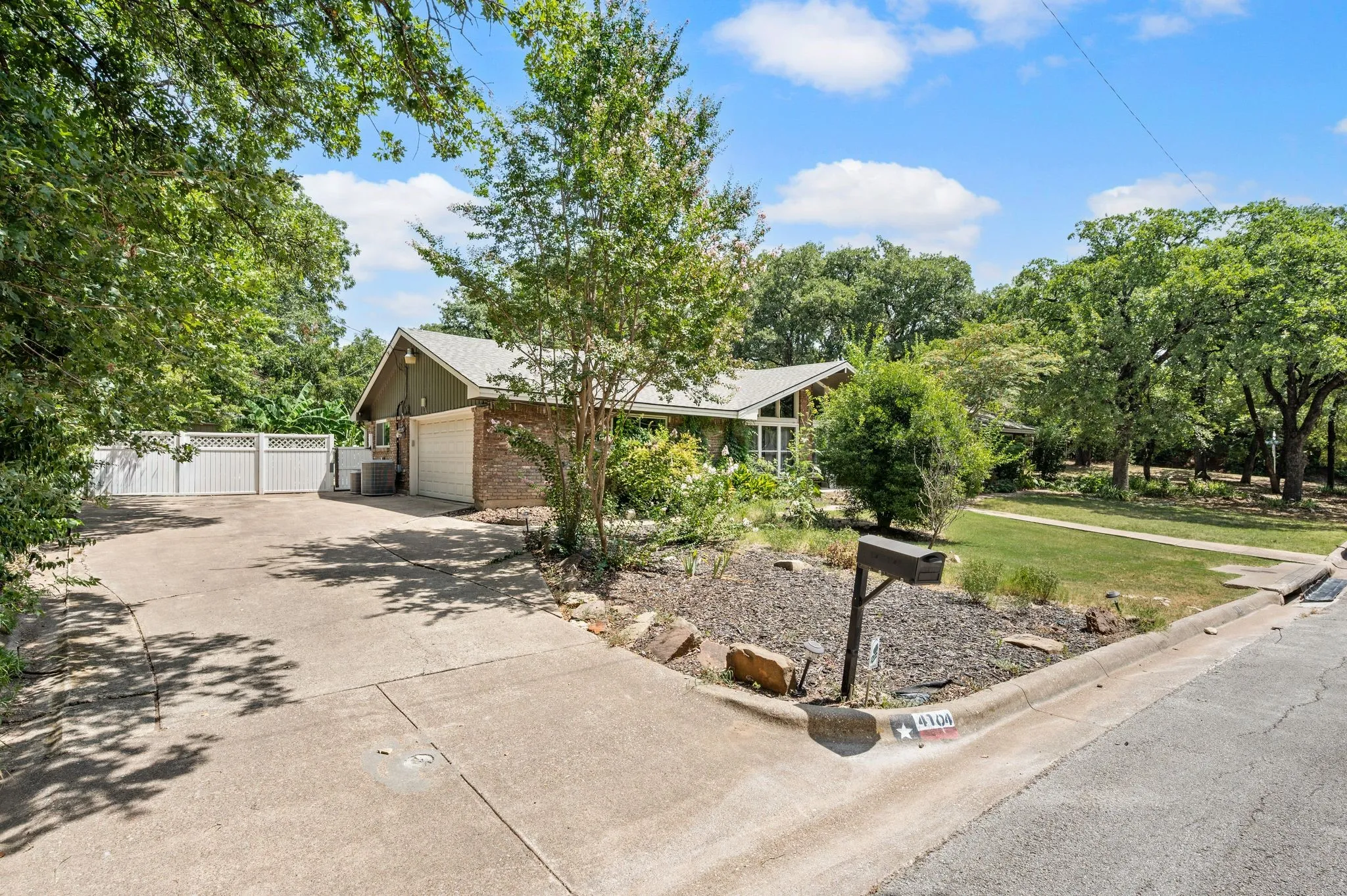 Single Family Residence For Sale in Tarrant County , 4104 Linkwood Drive, Euless, Texas 76040, 4 Bedroom, 3 Bathroom, 2 Garage spaces, 2,680 Sqft, built in 1963, mls#21327949, Real Estate Agent in Euless, Homes For Sale in Tarrant county, Homes For Sale in Euless, Realtor in Euless Texas, Real Estate Brokerage Independent Realty Texas, Luminita Cordes Realtor
