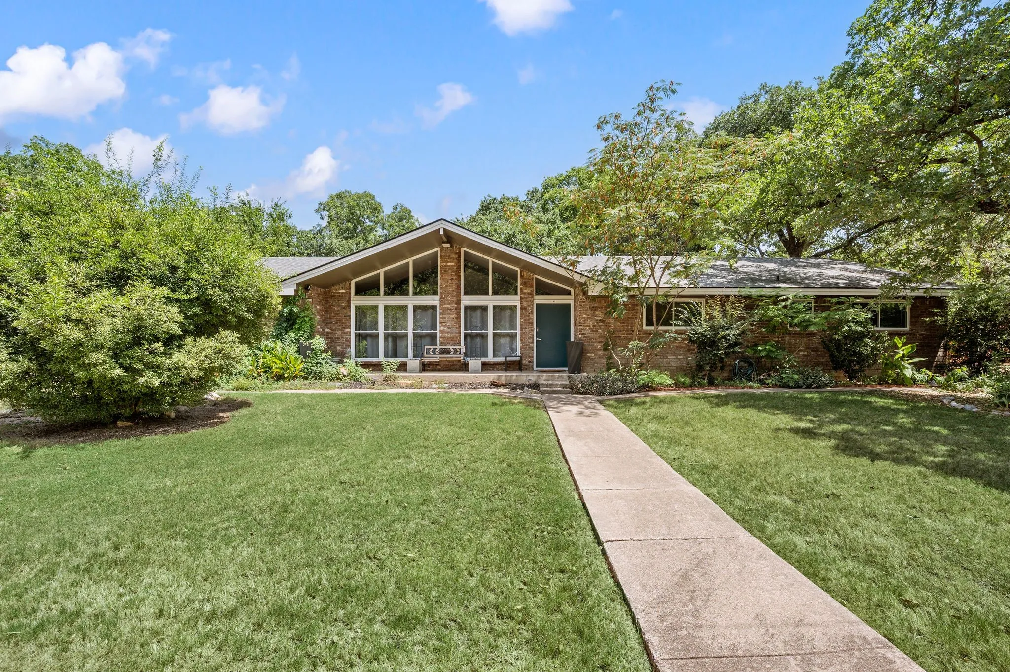 Single Family Residence For Sale in Tarrant County , 4104 Linkwood Drive, Euless, Texas 76040, 4 Bedroom, 3 Bathroom, 2 Garage spaces, 2,680 Sqft, built in 1963, mls#21327949, Real Estate Agent in Euless, Homes For Sale in Tarrant county, Homes For Sale in Euless, Realtor in Euless Texas, Real Estate Brokerage Independent Realty Texas, Luminita Cordes Realtor