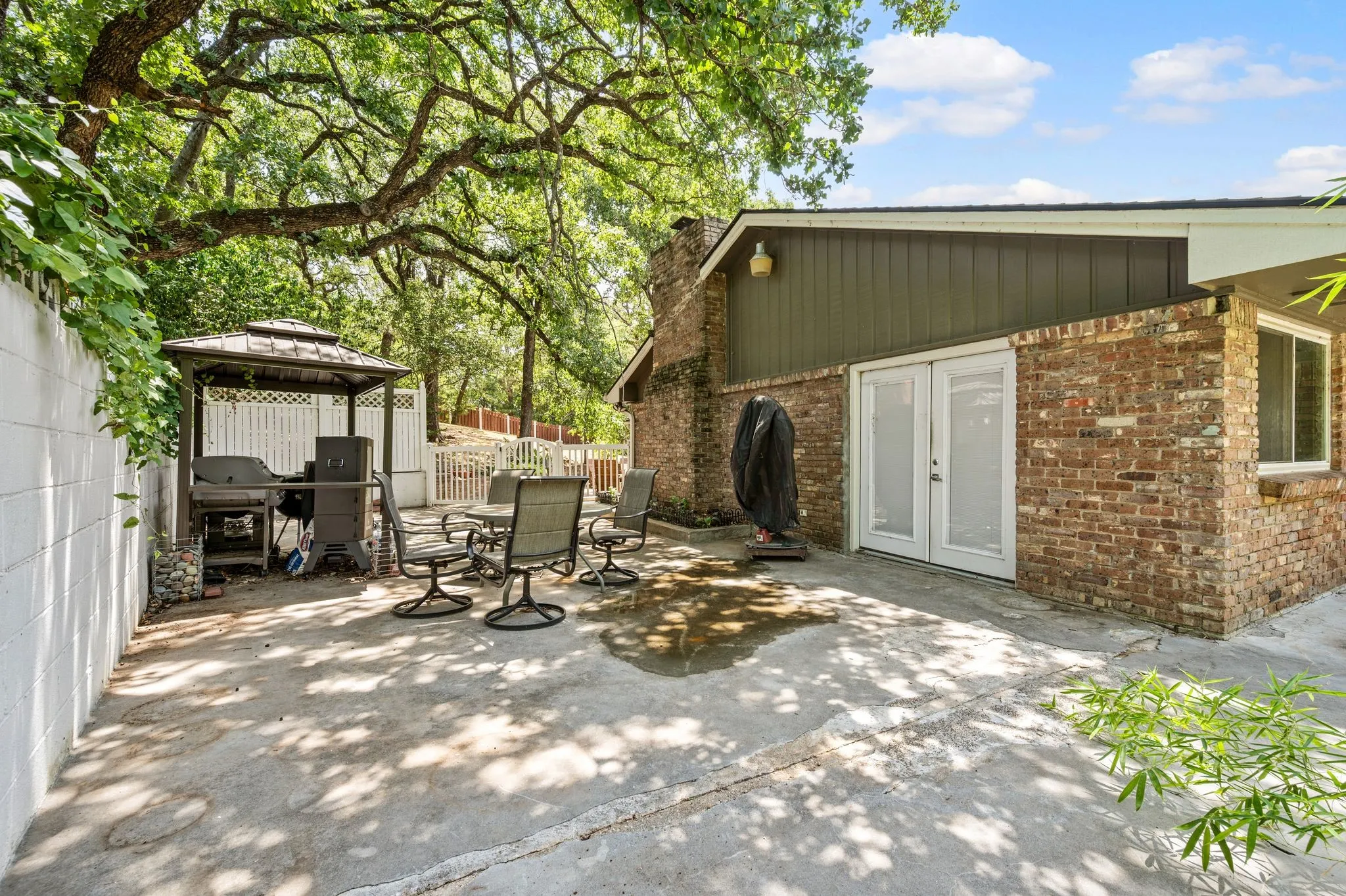 Single Family Residence For Sale in Tarrant County , 4104 Linkwood Drive, Euless, Texas 76040, 4 Bedroom, 3 Bathroom, 2 Garage spaces, 2,680 Sqft, built in 1963, mls#21327949, Real Estate Agent in Euless, Homes For Sale in Tarrant county, Homes For Sale in Euless, Realtor in Euless Texas, Real Estate Brokerage Independent Realty Texas, Luminita Cordes Realtor