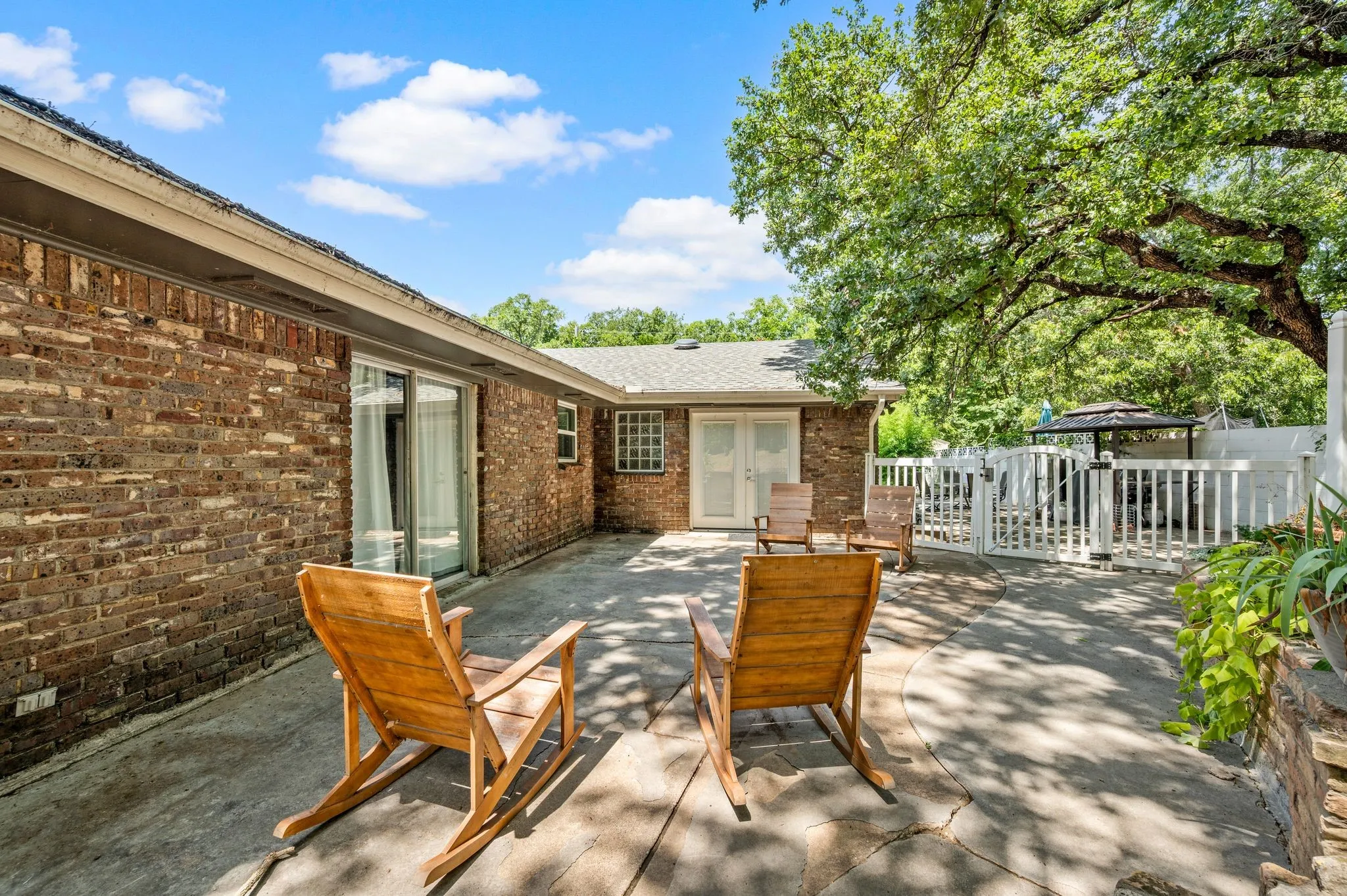 Single Family Residence For Sale in Tarrant County , 4104 Linkwood Drive, Euless, Texas 76040, 4 Bedroom, 3 Bathroom, 2 Garage spaces, 2,680 Sqft, built in 1963, mls#21327949, Real Estate Agent in Euless, Homes For Sale in Tarrant county, Homes For Sale in Euless, Realtor in Euless Texas, Real Estate Brokerage Independent Realty Texas, Luminita Cordes Realtor