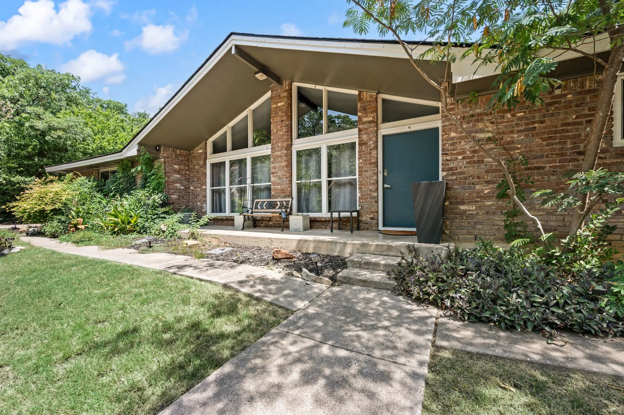 Single Family Residence For Sale in Tarrant County , 4104 Linkwood Drive, Euless, Texas 76040, 4 Bedroom, 3 Bathroom, 2 Garage spaces, 2,680 Sqft, built in 1963, mls#21327949, Real Estate Agent in Euless, Homes For Sale in Tarrant county, Homes For Sale in Euless, Realtor in Euless Texas, Real Estate Brokerage Independent Realty Texas, Luminita Cordes Realtor