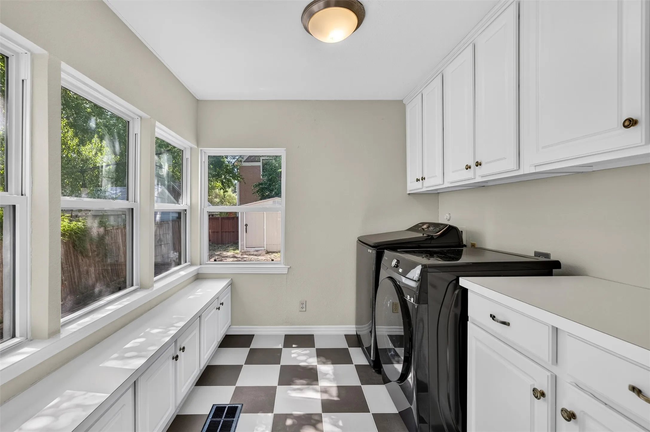 Single Family Residence For Sale in Collin County , 704 N College Street, Mc Kinney, Texas 75069, 4 Bedroom, 2 Bathroom, Garage spaces, 2,101 Sqft, built in 1925, mls#21325922, Real Estate Agent in Mc Kinney, Homes For Sale in Collin county, Homes For Sale in Mc Kinney, Realtor in Mc Kinney Texas, Real Estate Brokerage Independent Realty Texas, Luminita Cordes Realtor