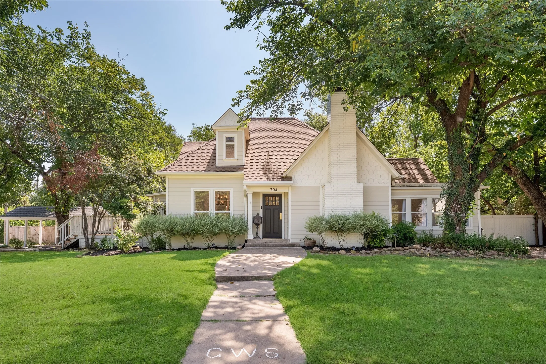 Single Family Residence For Sale in Collin County , 704 N College Street, Mc Kinney, Texas 75069, 4 Bedroom, 2 Bathroom, Garage spaces, 2,101 Sqft, built in 1925, mls#21325922, Real Estate Agent in Mc Kinney, Homes For Sale in Collin county, Homes For Sale in Mc Kinney, Realtor in Mc Kinney Texas, Real Estate Brokerage Independent Realty Texas, Luminita Cordes Realtor