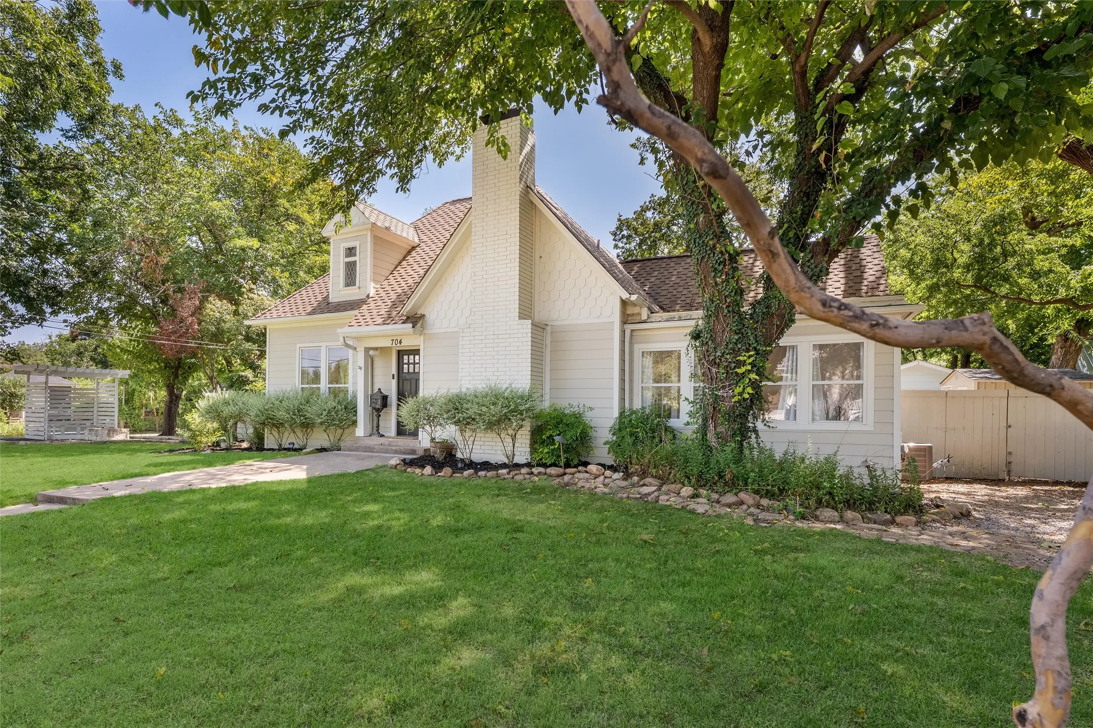 Single Family Residence For Sale in Collin County , 704 N College Street, Mc Kinney, Texas 75069, 4 Bedroom, 2 Bathroom, Garage spaces, 2,101 Sqft, built in 1925, mls#21325922, Real Estate Agent in Mc Kinney, Homes For Sale in Collin county, Homes For Sale in Mc Kinney, Realtor in Mc Kinney Texas, Real Estate Brokerage Independent Realty Texas, Luminita Cordes Realtor