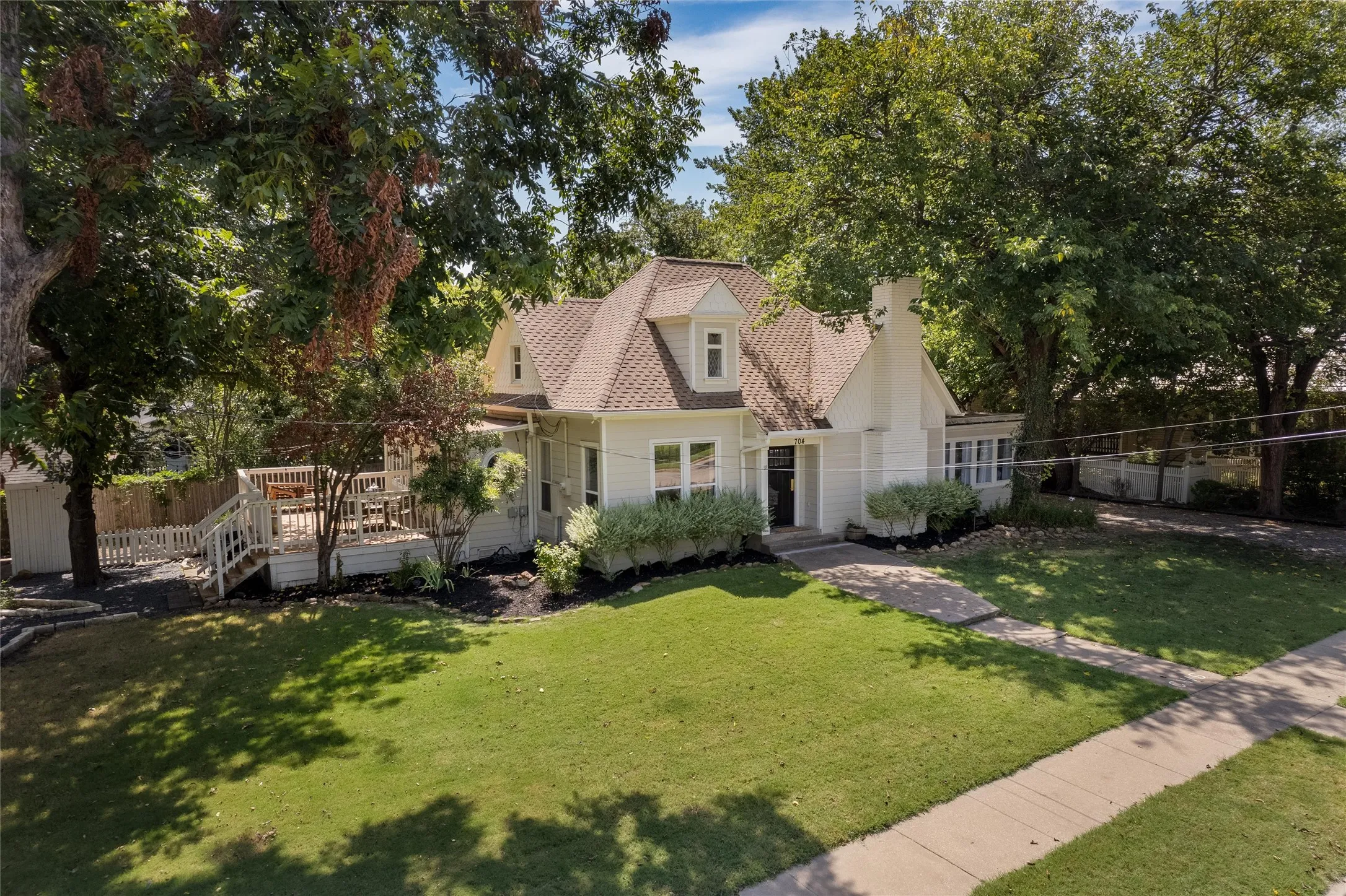Single Family Residence For Sale in Collin County , 704 N College Street, Mc Kinney, Texas 75069, 4 Bedroom, 2 Bathroom, Garage spaces, 2,101 Sqft, built in 1925, mls#21325922, Real Estate Agent in Mc Kinney, Homes For Sale in Collin county, Homes For Sale in Mc Kinney, Realtor in Mc Kinney Texas, Real Estate Brokerage Independent Realty Texas, Luminita Cordes Realtor