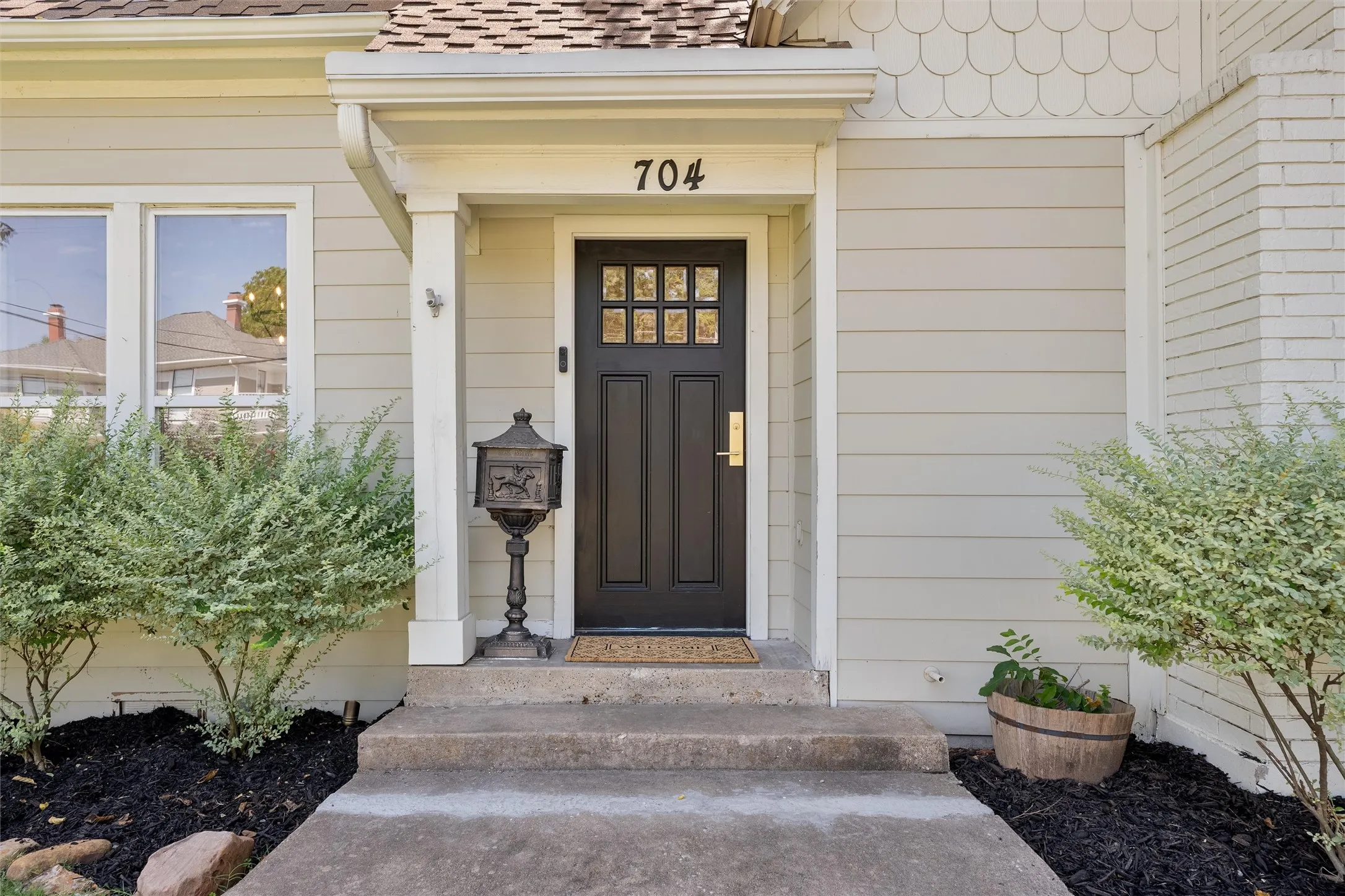 Single Family Residence For Sale in Collin County , 704 N College Street, Mc Kinney, Texas 75069, 4 Bedroom, 2 Bathroom, Garage spaces, 2,101 Sqft, built in 1925, mls#21325922, Real Estate Agent in Mc Kinney, Homes For Sale in Collin county, Homes For Sale in Mc Kinney, Realtor in Mc Kinney Texas, Real Estate Brokerage Independent Realty Texas, Luminita Cordes Realtor
