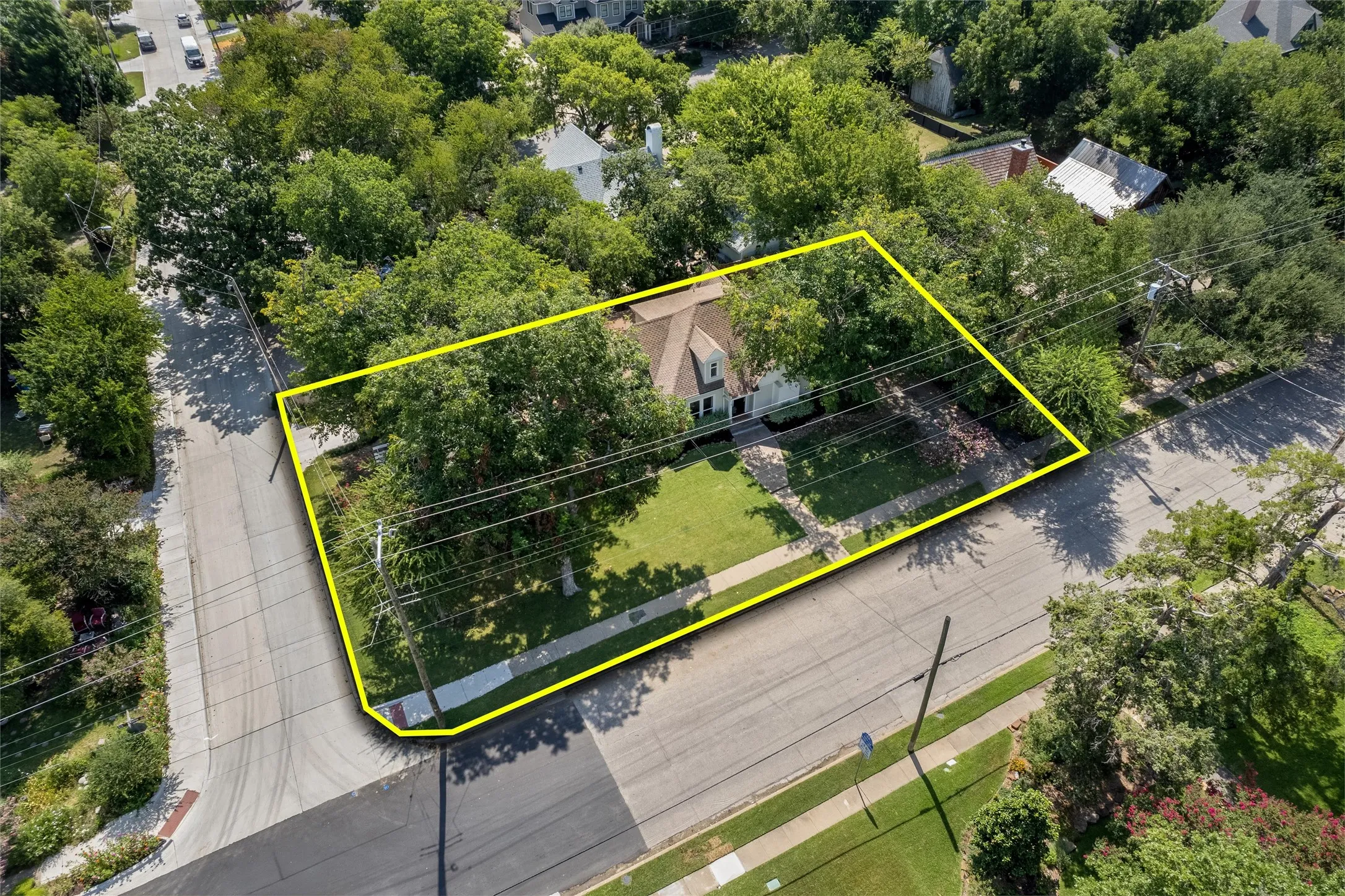 Single Family Residence For Sale in Collin County , 704 N College Street, Mc Kinney, Texas 75069, 4 Bedroom, 2 Bathroom, Garage spaces, 2,101 Sqft, built in 1925, mls#21325922, Real Estate Agent in Mc Kinney, Homes For Sale in Collin county, Homes For Sale in Mc Kinney, Realtor in Mc Kinney Texas, Real Estate Brokerage Independent Realty Texas, Luminita Cordes Realtor