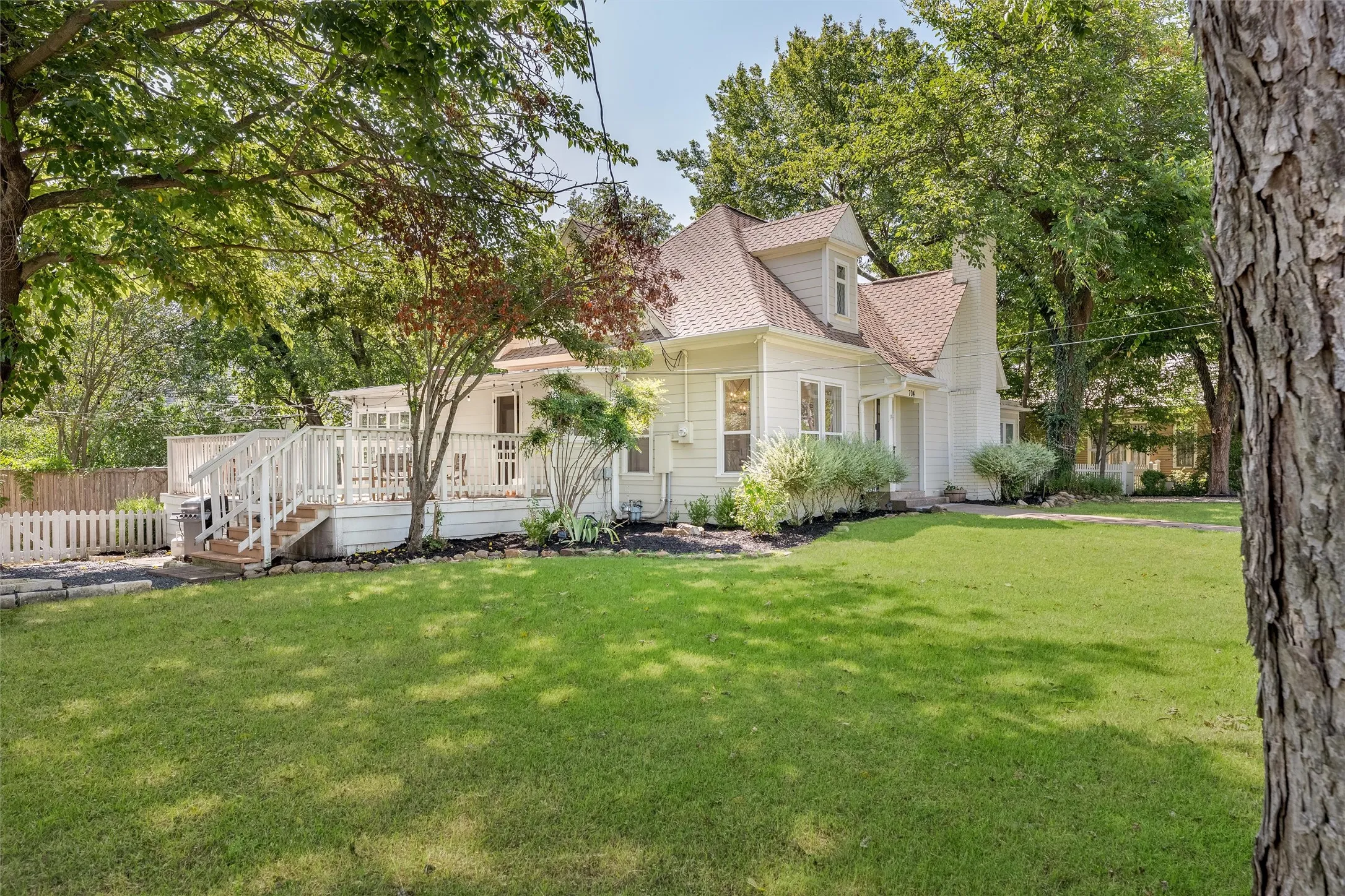 Single Family Residence For Sale in Collin County , 704 N College Street, Mc Kinney, Texas 75069, 4 Bedroom, 2 Bathroom, Garage spaces, 2,101 Sqft, built in 1925, mls#21325922, Real Estate Agent in Mc Kinney, Homes For Sale in Collin county, Homes For Sale in Mc Kinney, Realtor in Mc Kinney Texas, Real Estate Brokerage Independent Realty Texas, Luminita Cordes Realtor