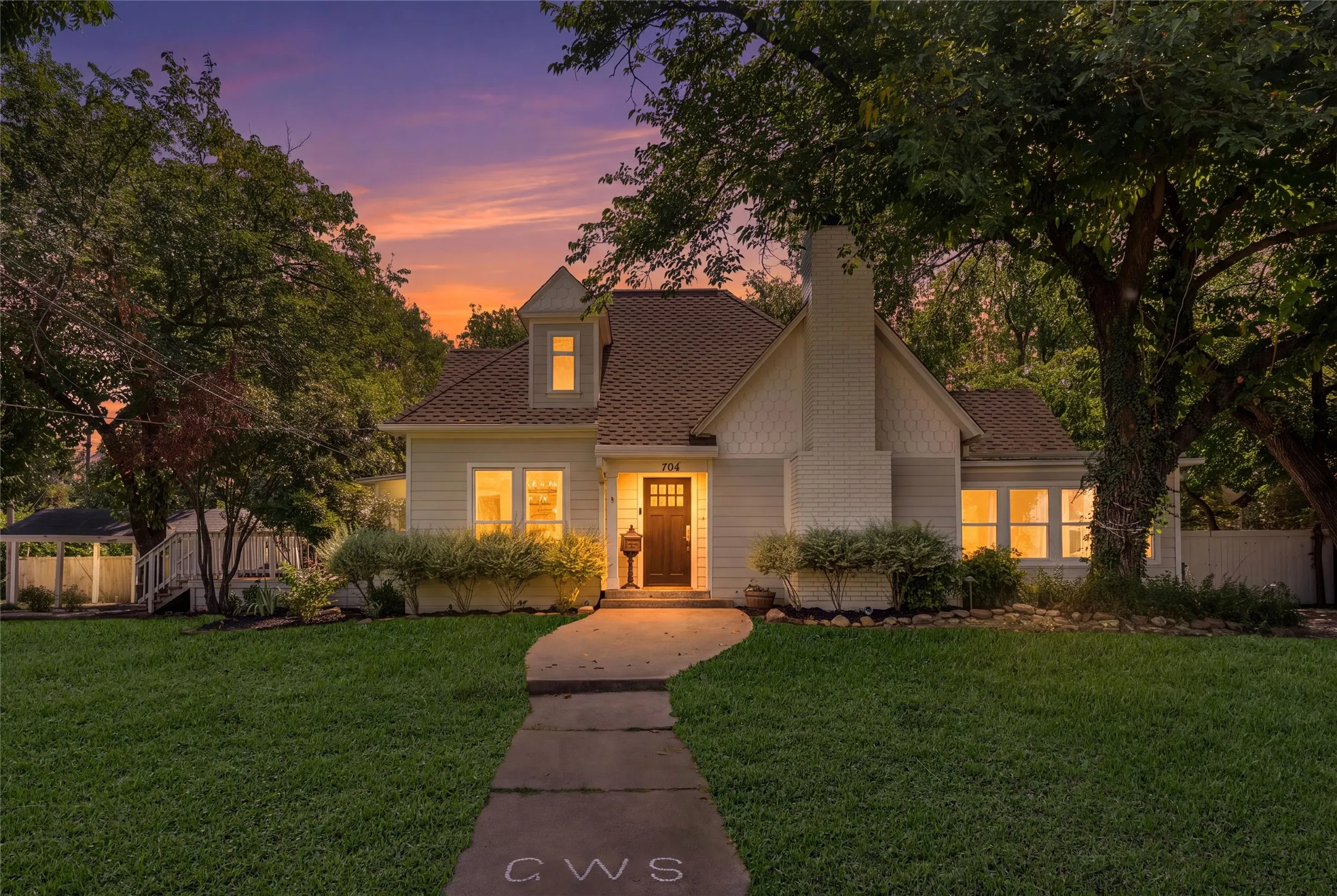 Single Family Residence For Sale in Collin County , 704 N College Street, Mc Kinney, Texas 75069, 4 Bedroom, 2 Bathroom, Garage spaces, 2,101 Sqft, built in 1925, mls#21325922, Real Estate Agent in Mc Kinney, Homes For Sale in Collin county, Homes For Sale in Mc Kinney, Realtor in Mc Kinney Texas, Real Estate Brokerage Independent Realty Texas, Luminita Cordes Realtor