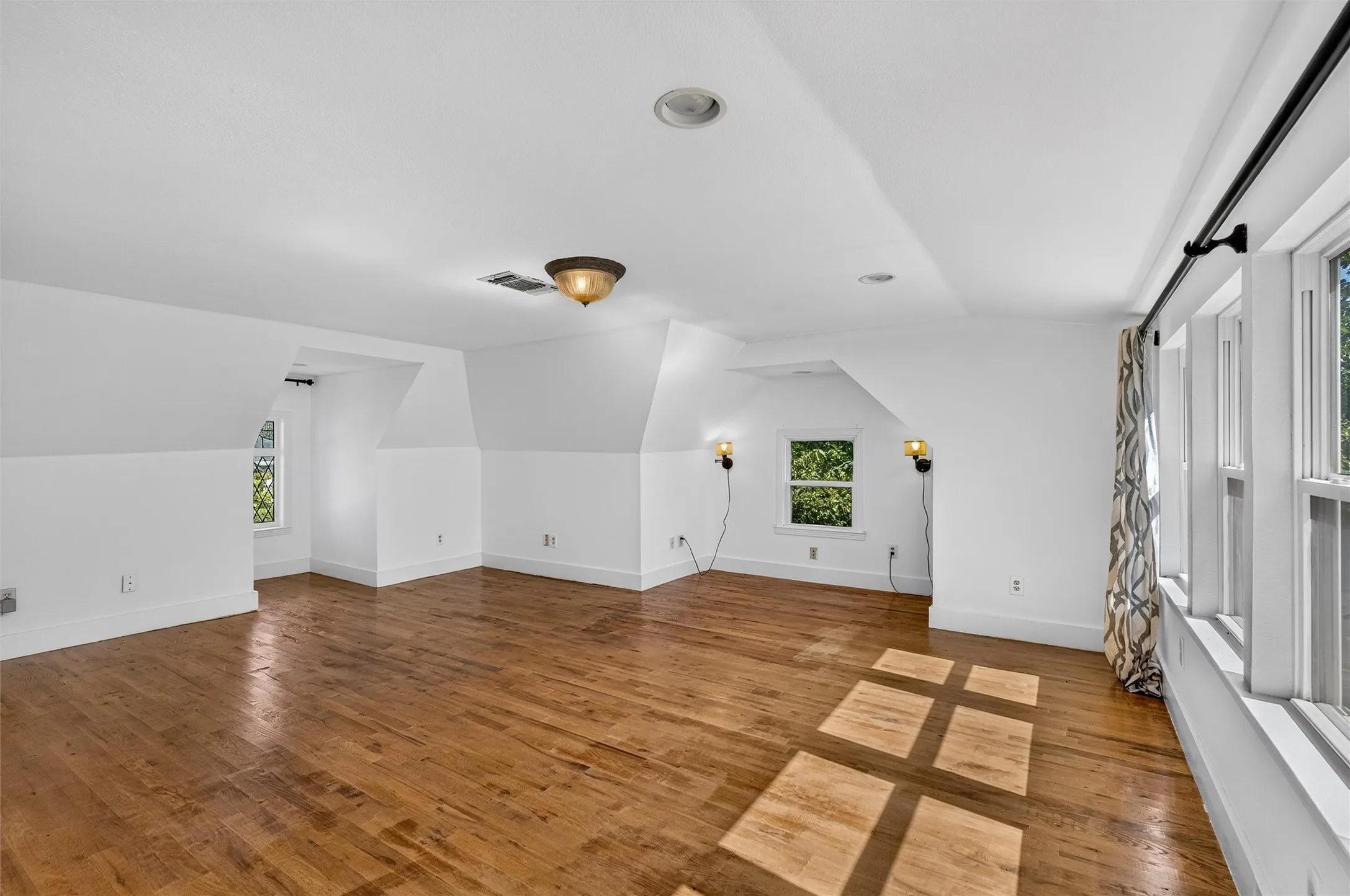 Single Family Residence For Sale in Collin County , 704 N College Street, Mc Kinney, Texas 75069, 4 Bedroom, 2 Bathroom, Garage spaces, 2,101 Sqft, built in 1925, mls#21325922, Real Estate Agent in Mc Kinney, Homes For Sale in Collin county, Homes For Sale in Mc Kinney, Realtor in Mc Kinney Texas, Real Estate Brokerage Independent Realty Texas, Luminita Cordes Realtor