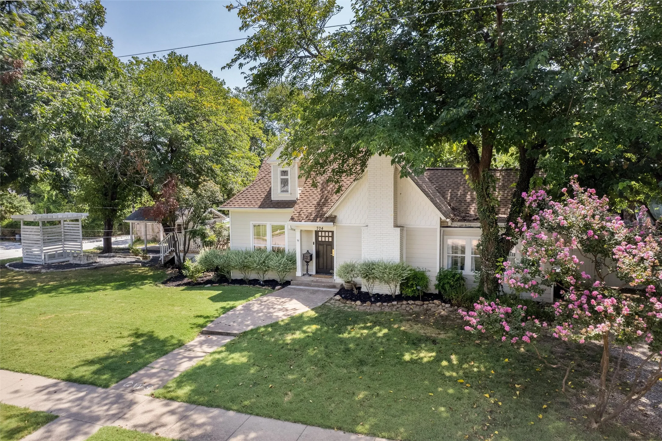Single Family Residence For Sale in Collin County , 704 N College Street, Mc Kinney, Texas 75069, 4 Bedroom, 2 Bathroom, Garage spaces, 2,101 Sqft, built in 1925, mls#21325922, Real Estate Agent in Mc Kinney, Homes For Sale in Collin county, Homes For Sale in Mc Kinney, Realtor in Mc Kinney Texas, Real Estate Brokerage Independent Realty Texas, Luminita Cordes Realtor